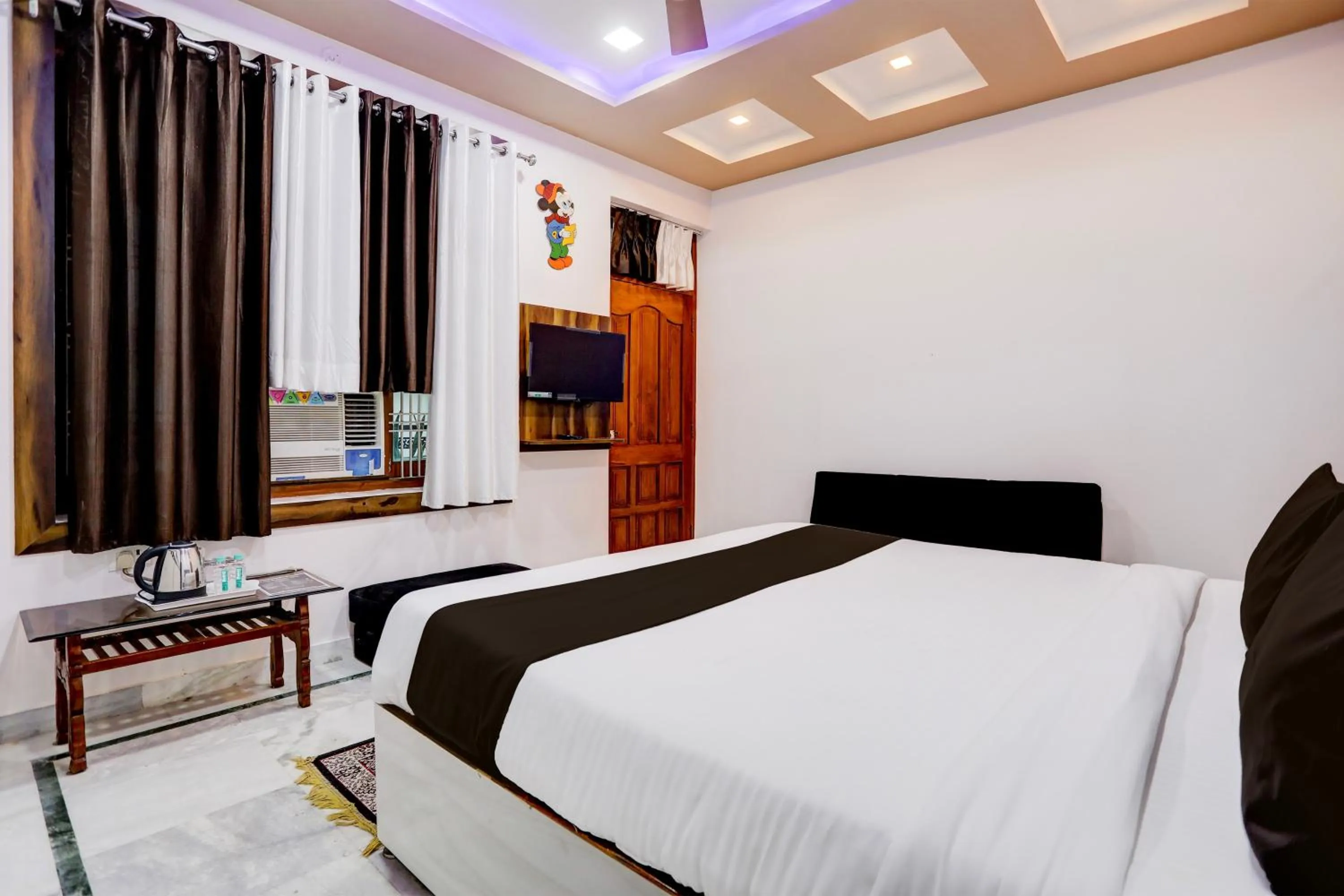 Bedroom, Bed in Hotel O Kashi Inn