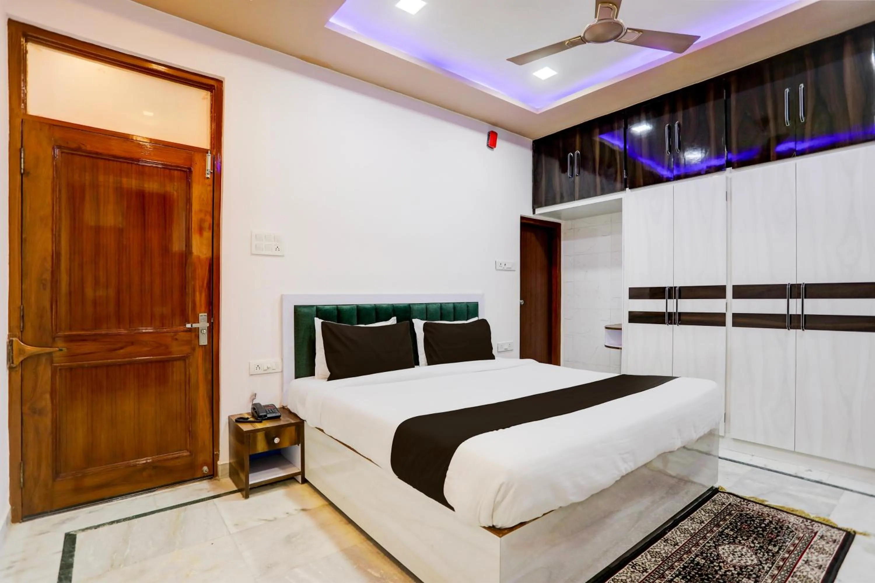 Bedroom, Bed in Hotel O Kashi Inn