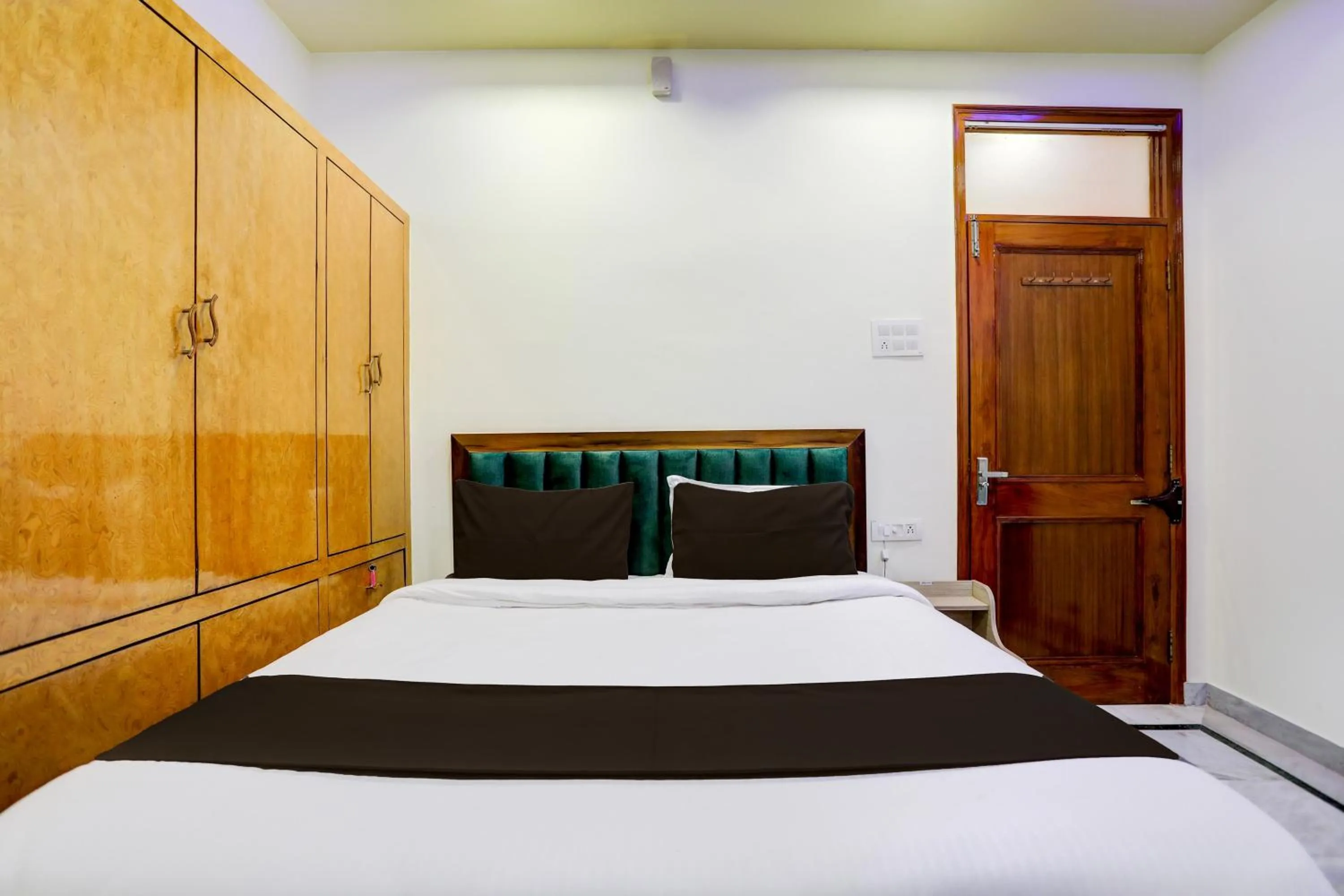 Bedroom, Bed in Hotel O Kashi Inn