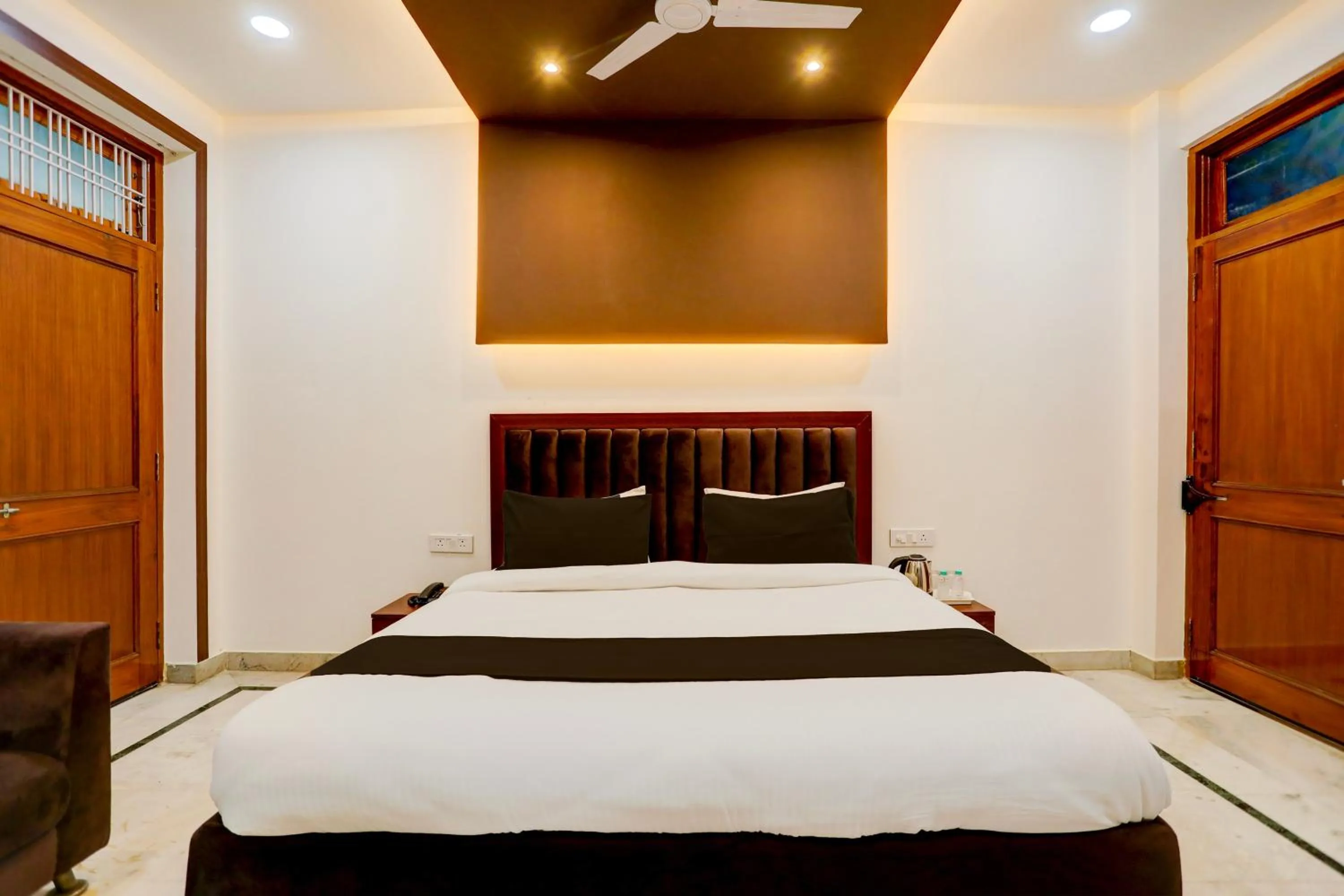 Bedroom, Bed in Hotel O Kashi Inn