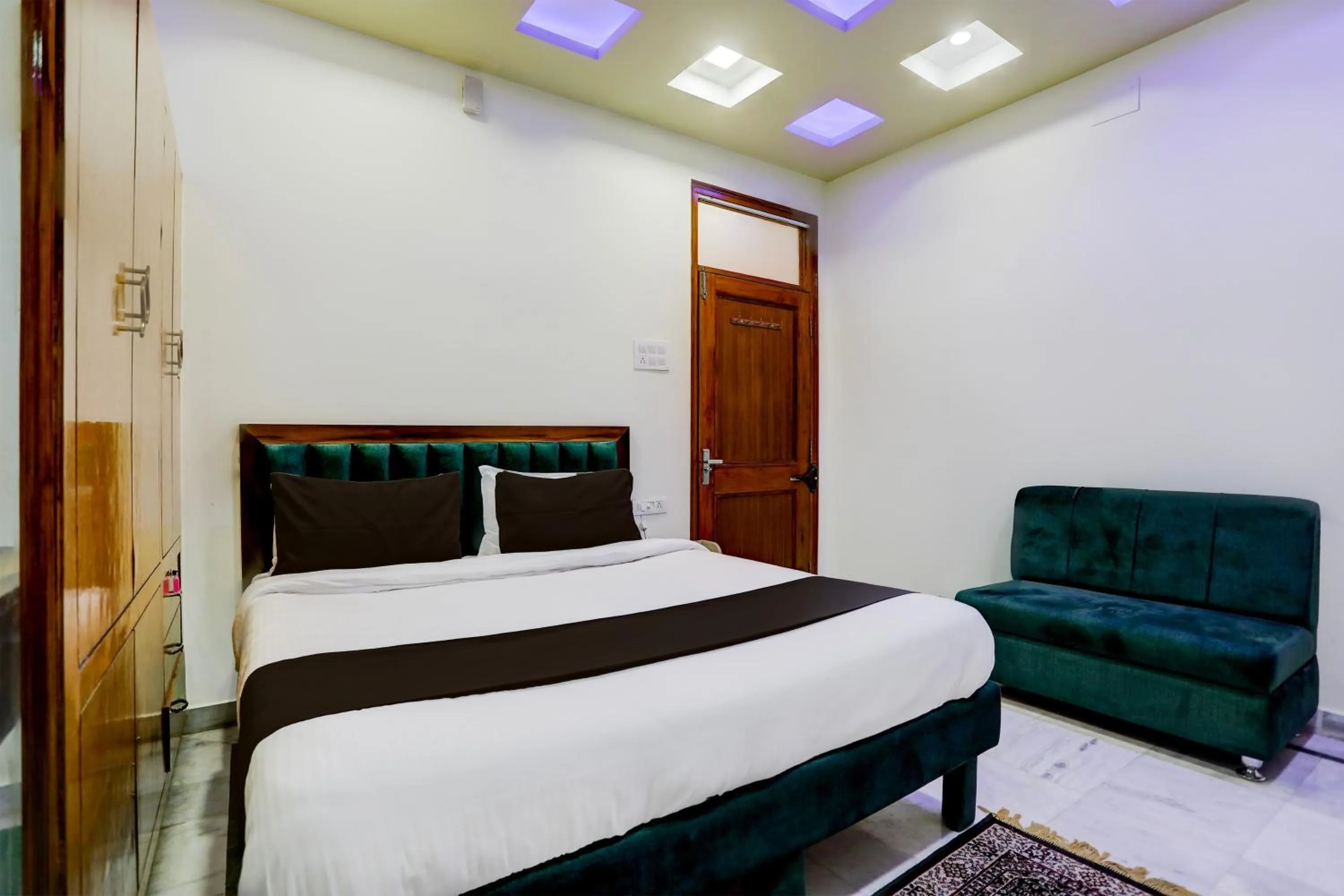 Bedroom, Bed in Hotel O Kashi Inn