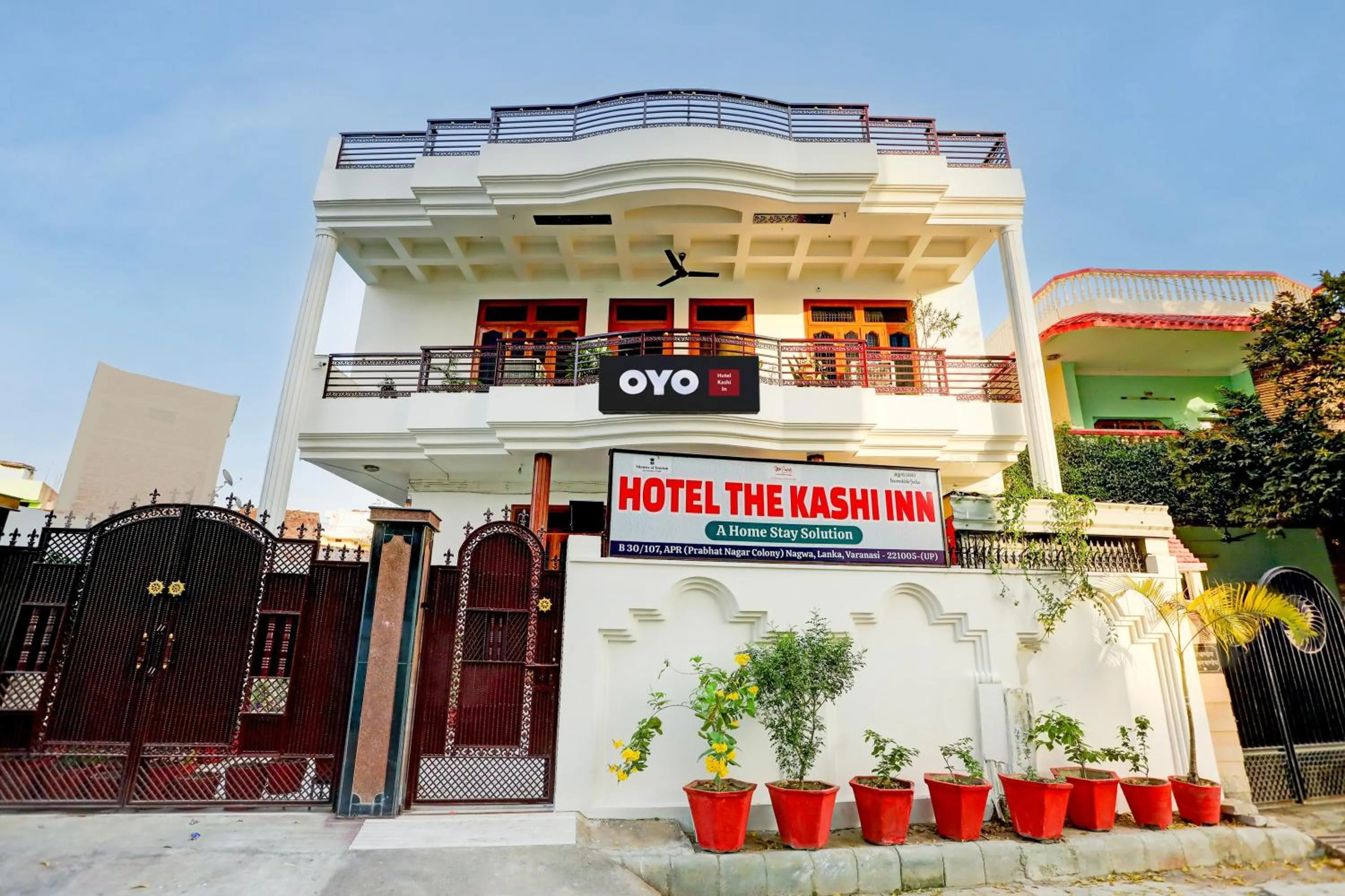 Facade/entrance in Hotel O Kashi Inn