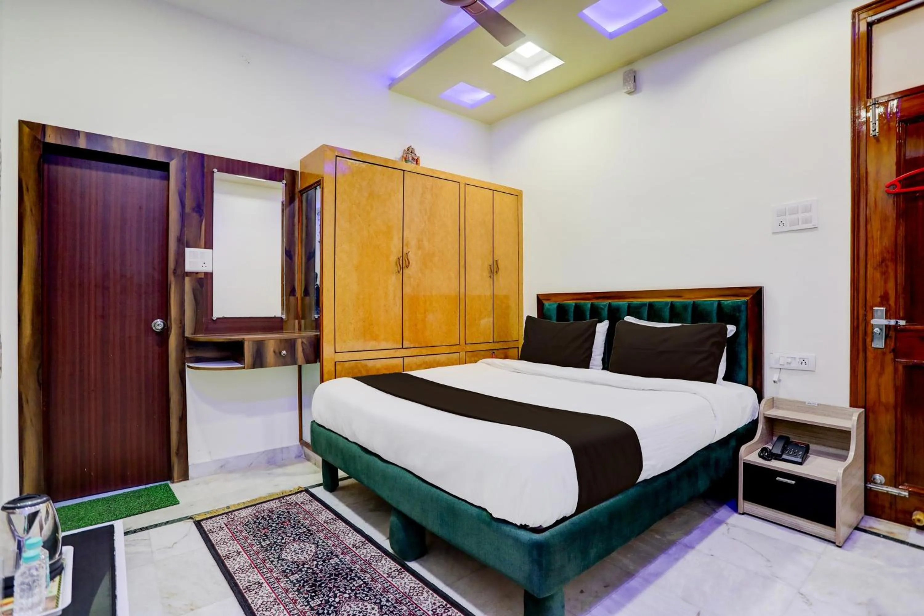 Bedroom, Bed in Hotel O Kashi Inn