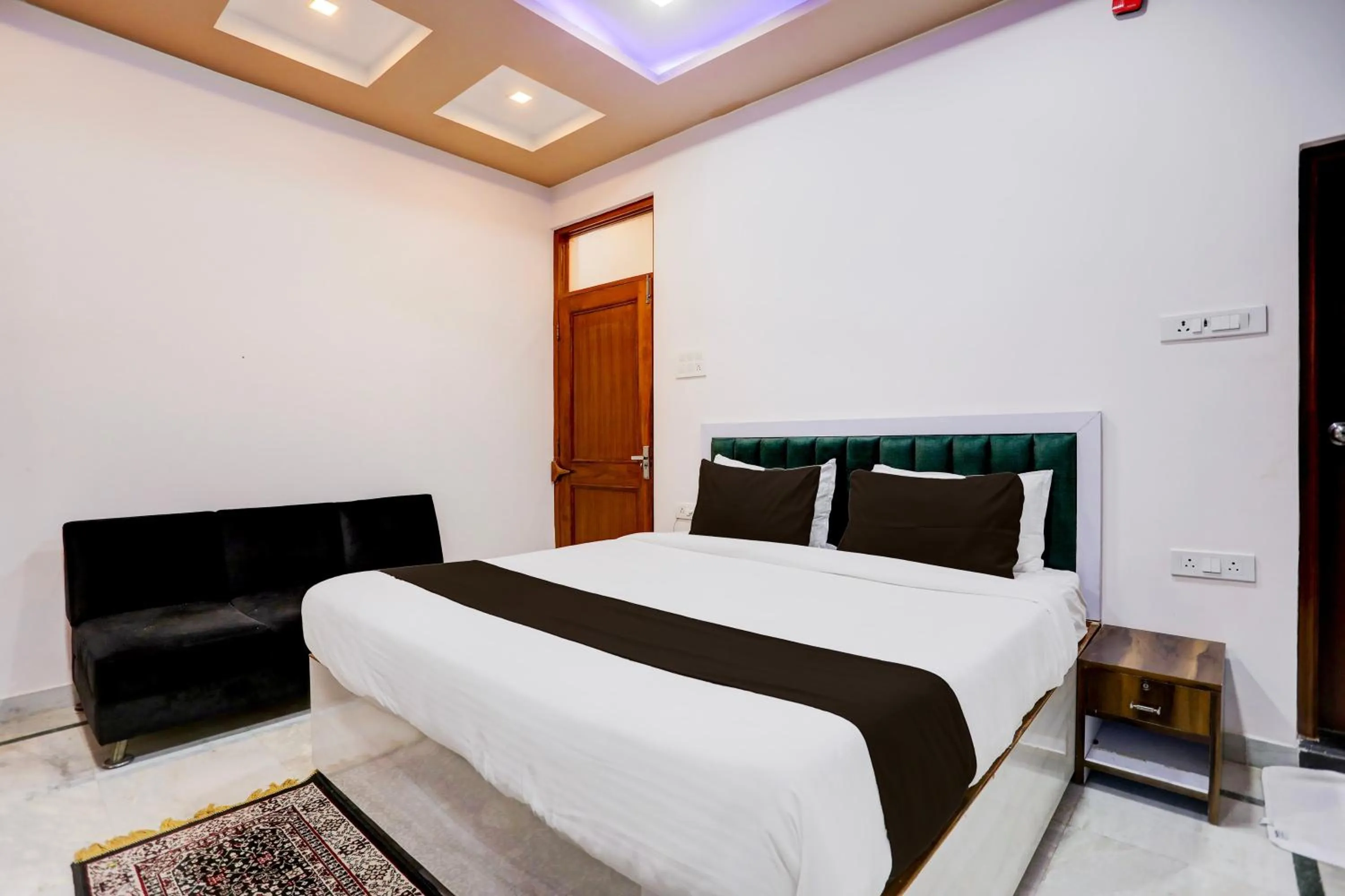 Bedroom, Bed in Hotel O Kashi Inn