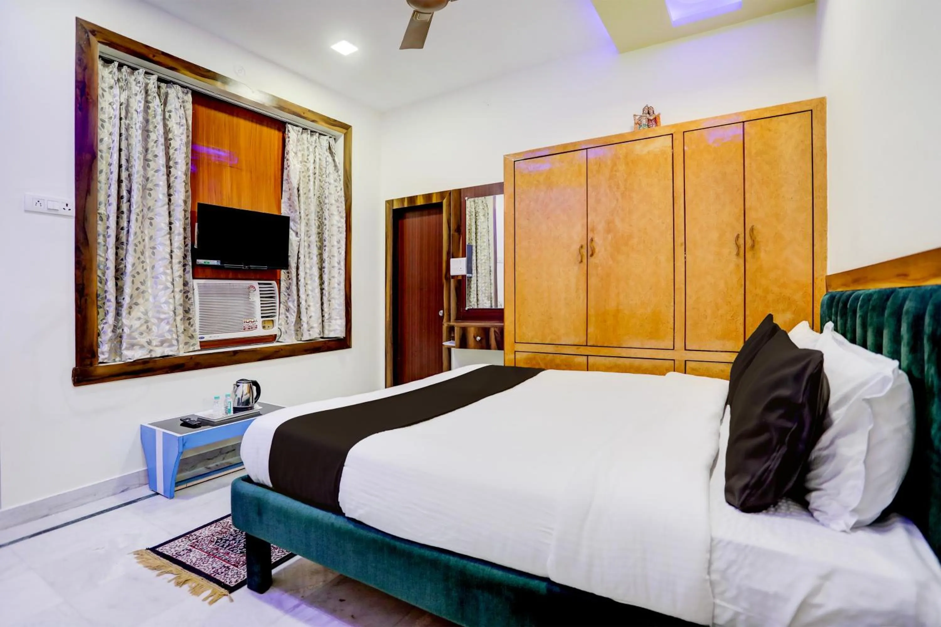 Bedroom, Bed in Hotel O Kashi Inn