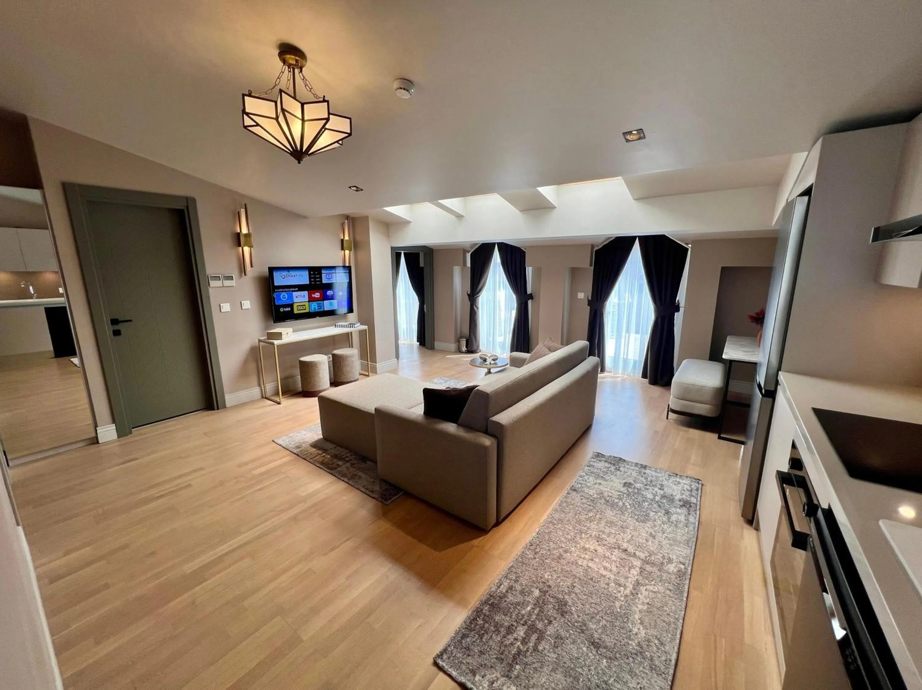 Communal lounge/ TV room in Weingart Suites Hotel