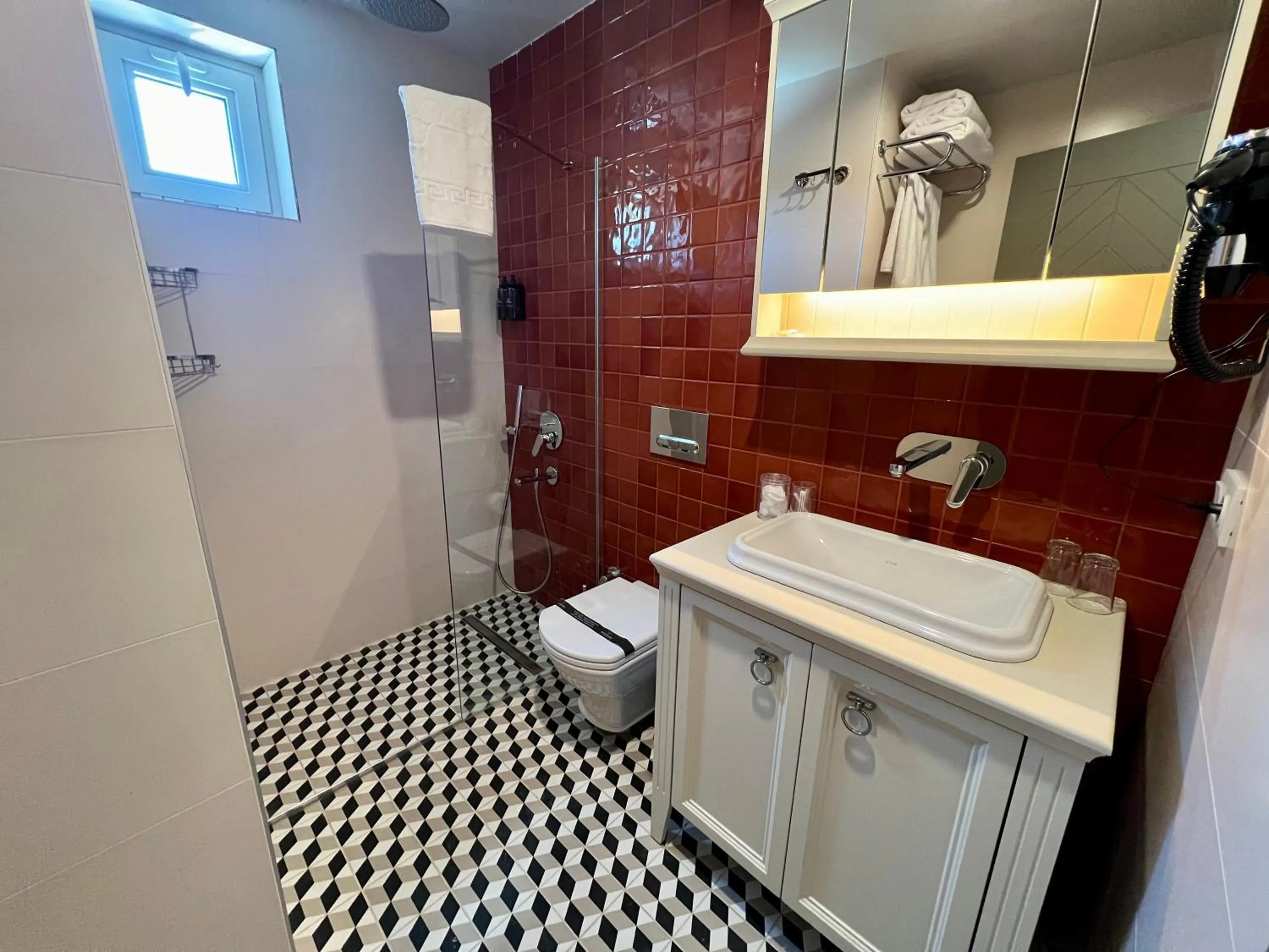 Shower in Weingart Suites Hotel