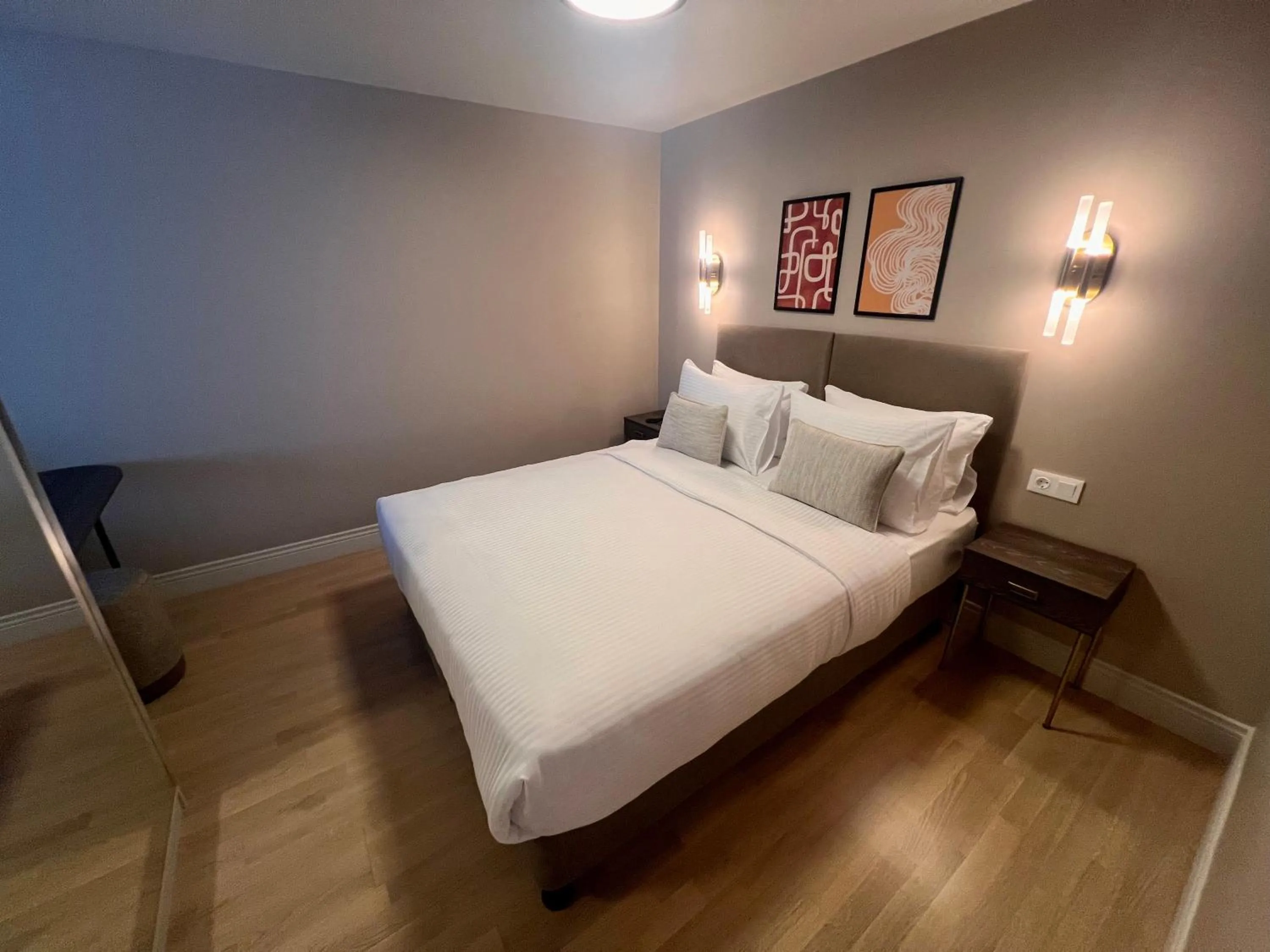 Bed in Weingart Suites Hotel