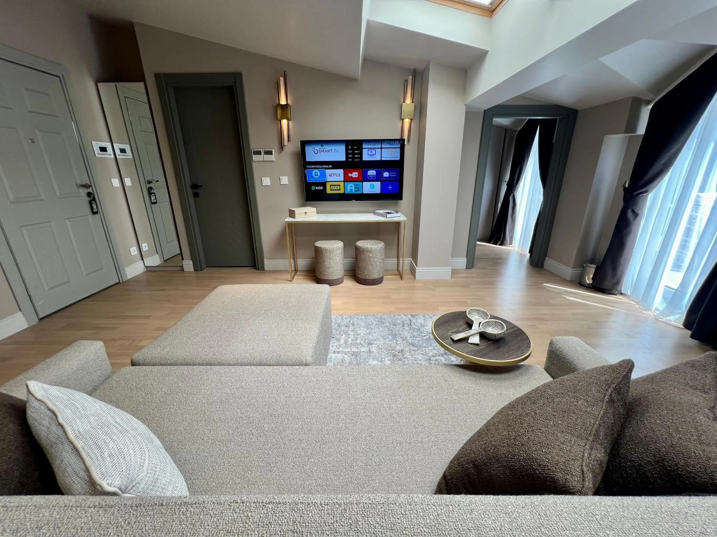 TV and multimedia in Weingart Suites Hotel