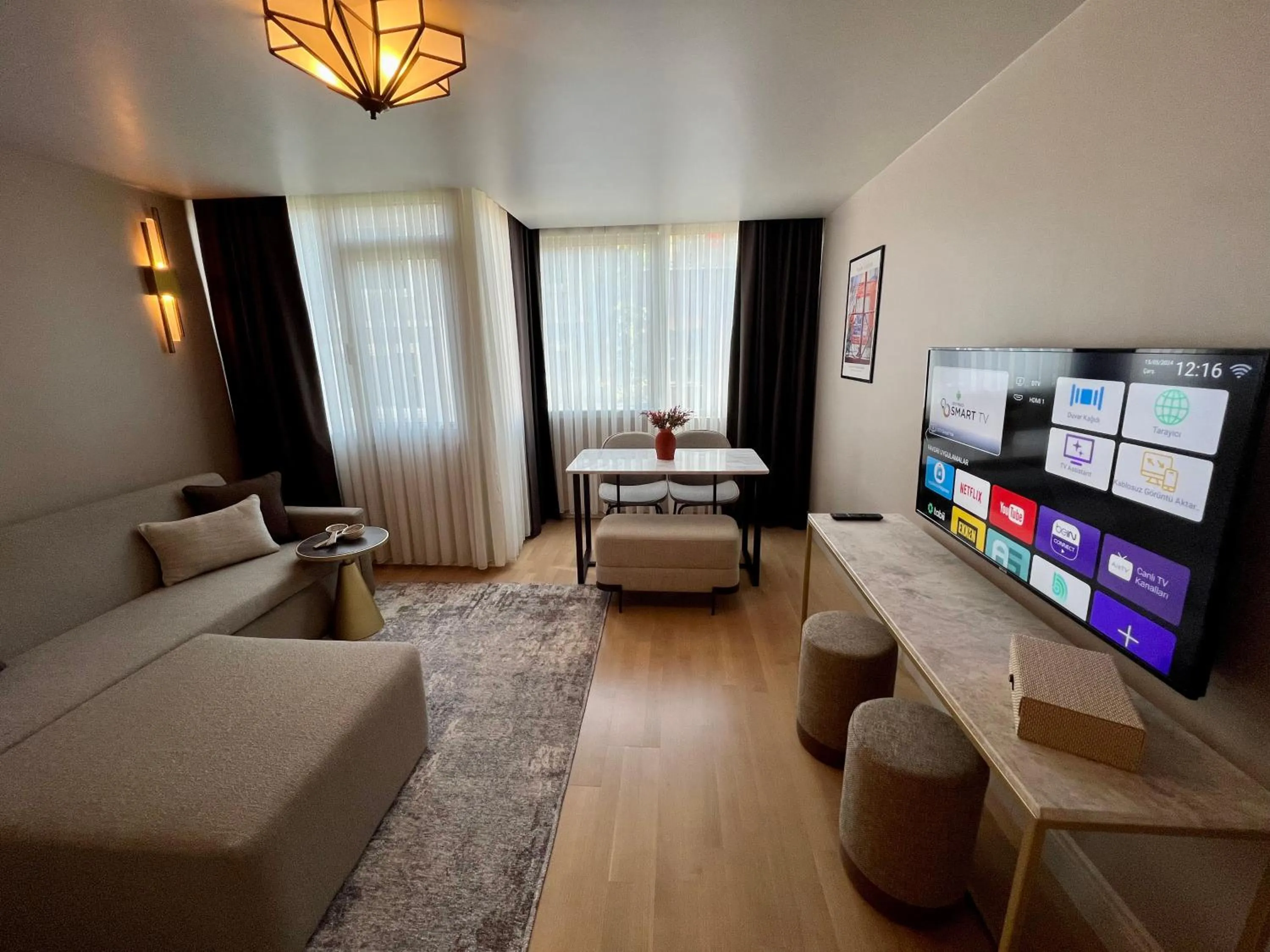 TV and multimedia in Weingart Suites Hotel