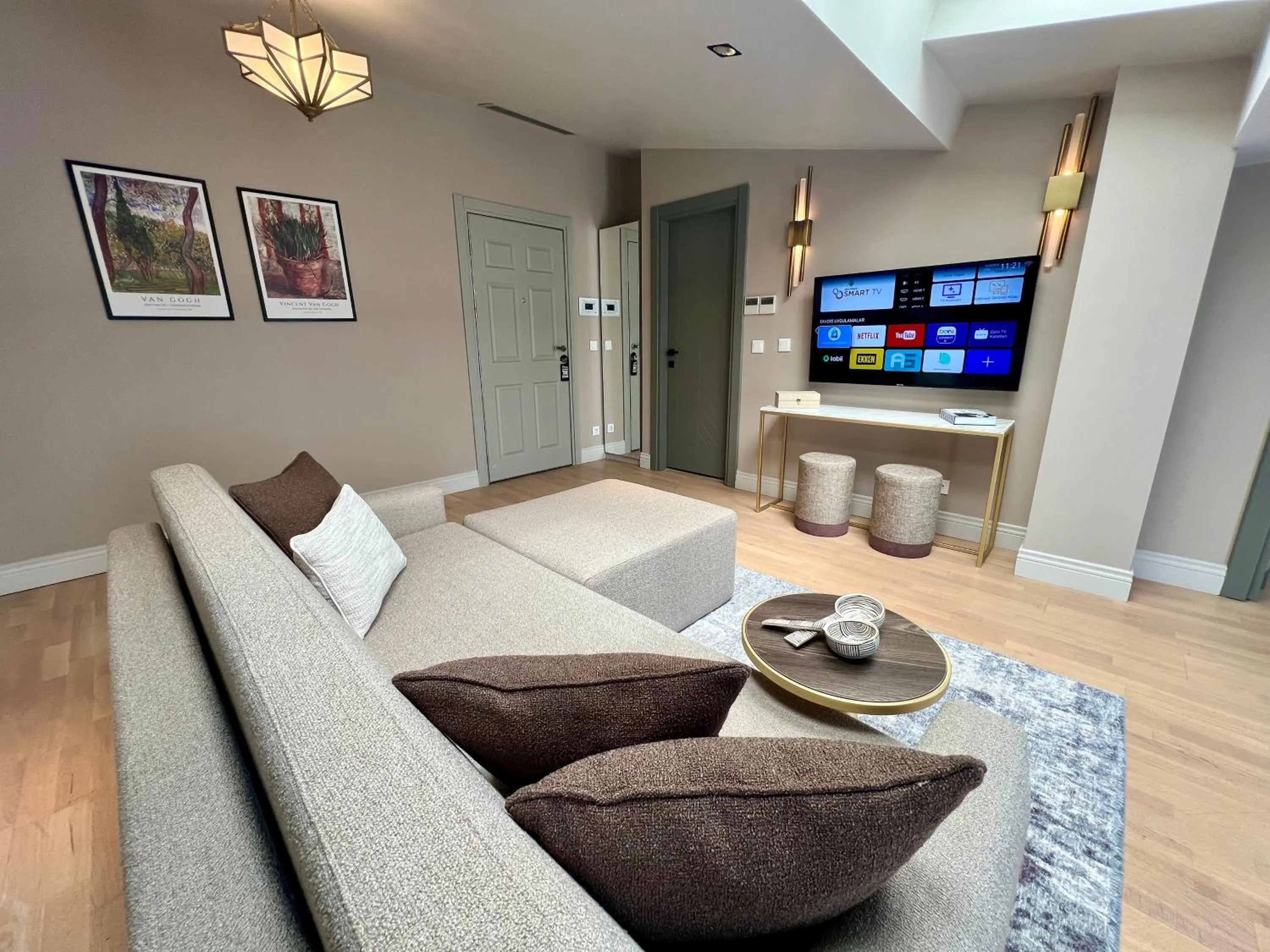 TV and multimedia in Weingart Suites Hotel