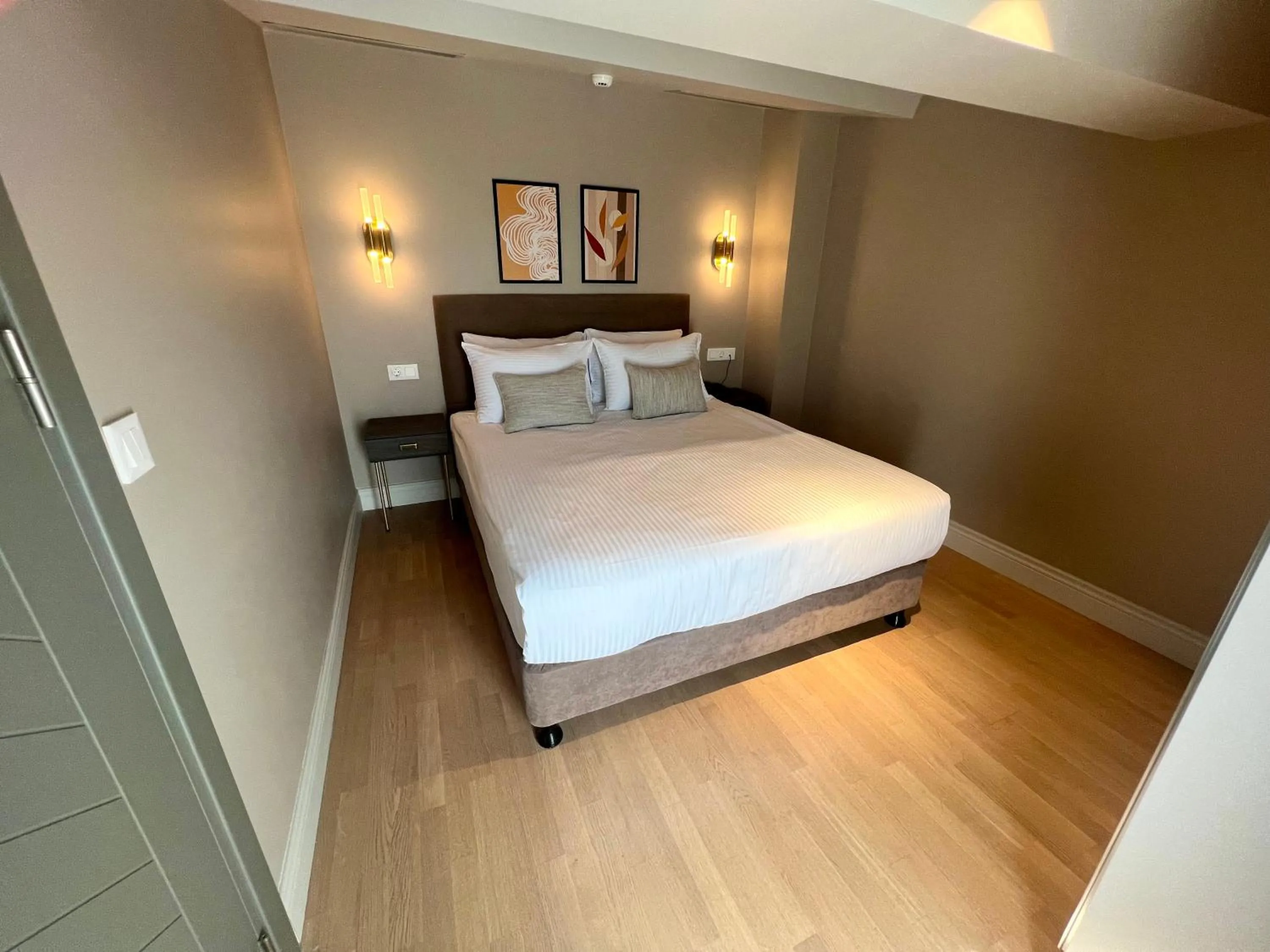 Bed in Weingart Suites Hotel