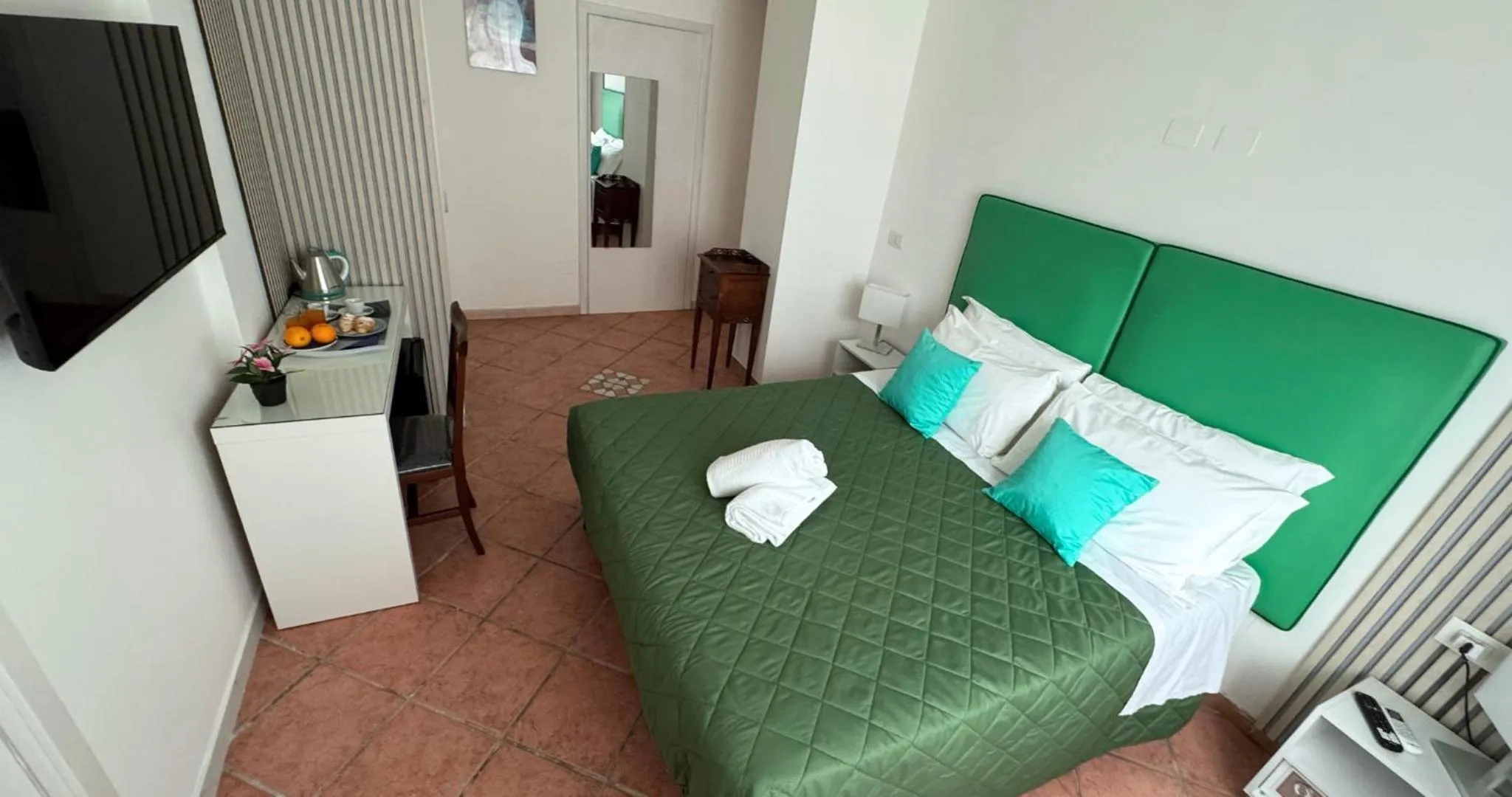 Communal lounge/ TV room, Bed in Ambasciata Sorrento Relais