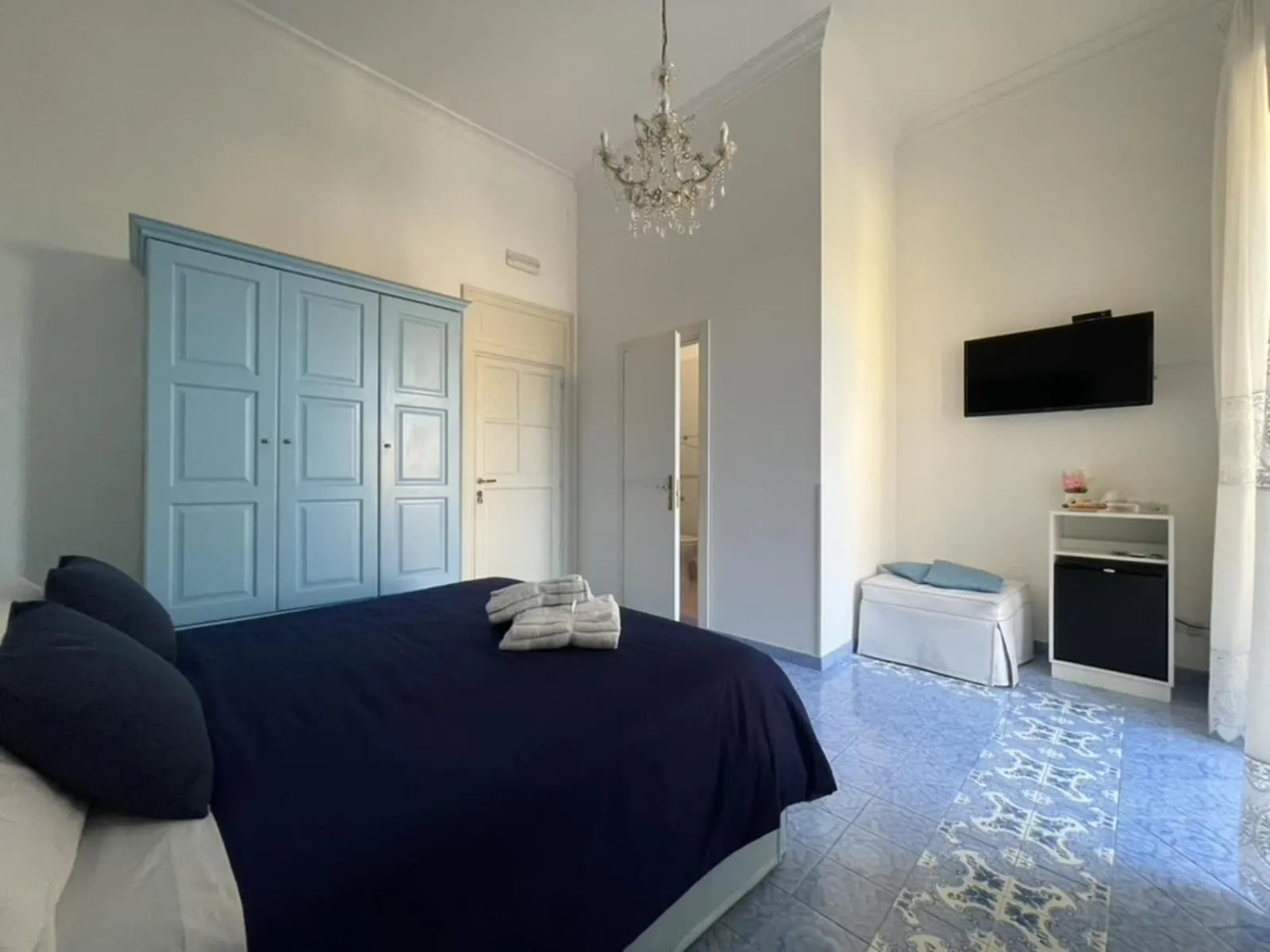 Communal lounge/ TV room, Bed in Ambasciata Sorrento Relais