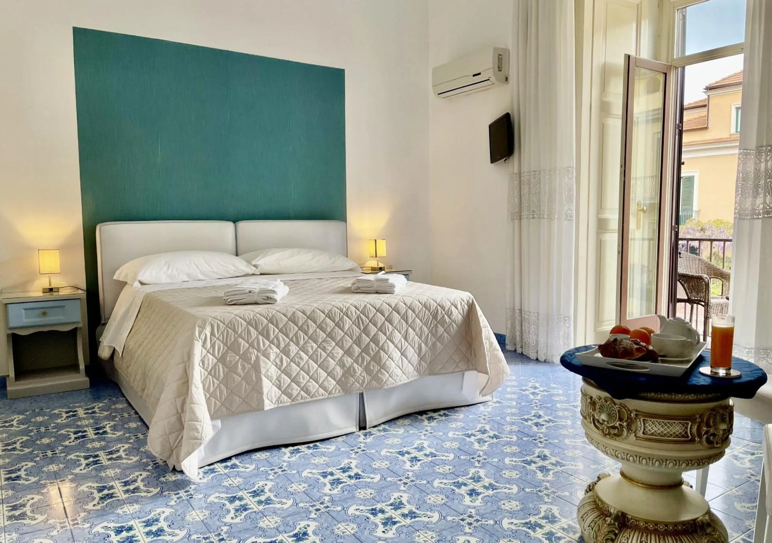 Bed in Ambasciata Sorrento Relais