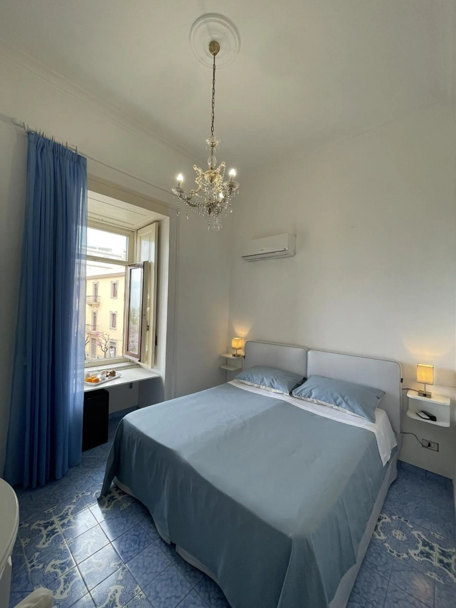 View (from property/room), Bed in Ambasciata Sorrento Relais