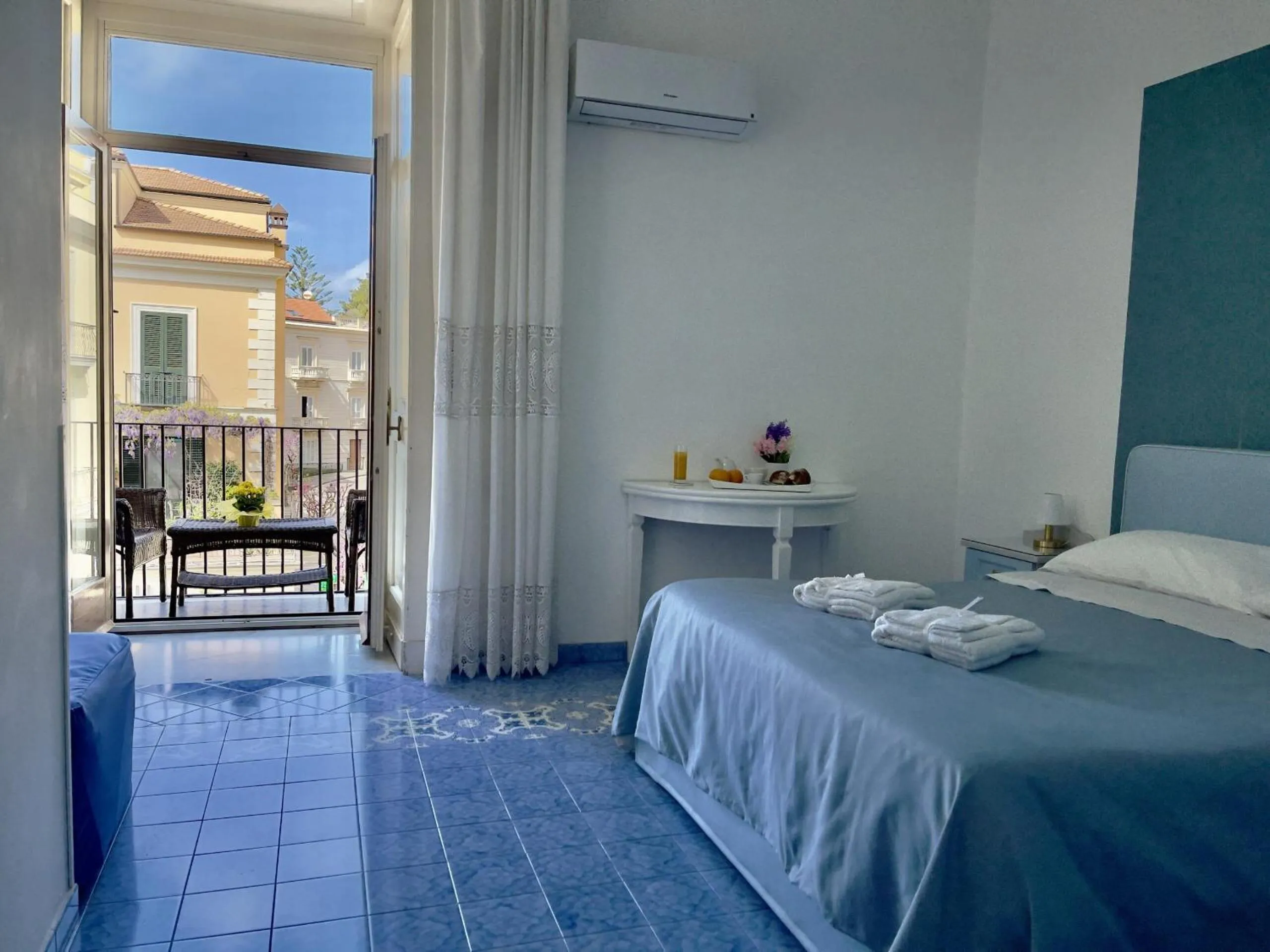 Bed in Ambasciata Sorrento Relais