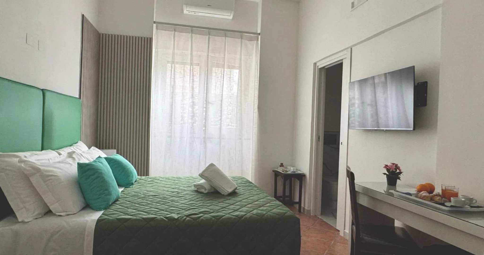 Communal lounge/ TV room, Bed in Ambasciata Sorrento Relais