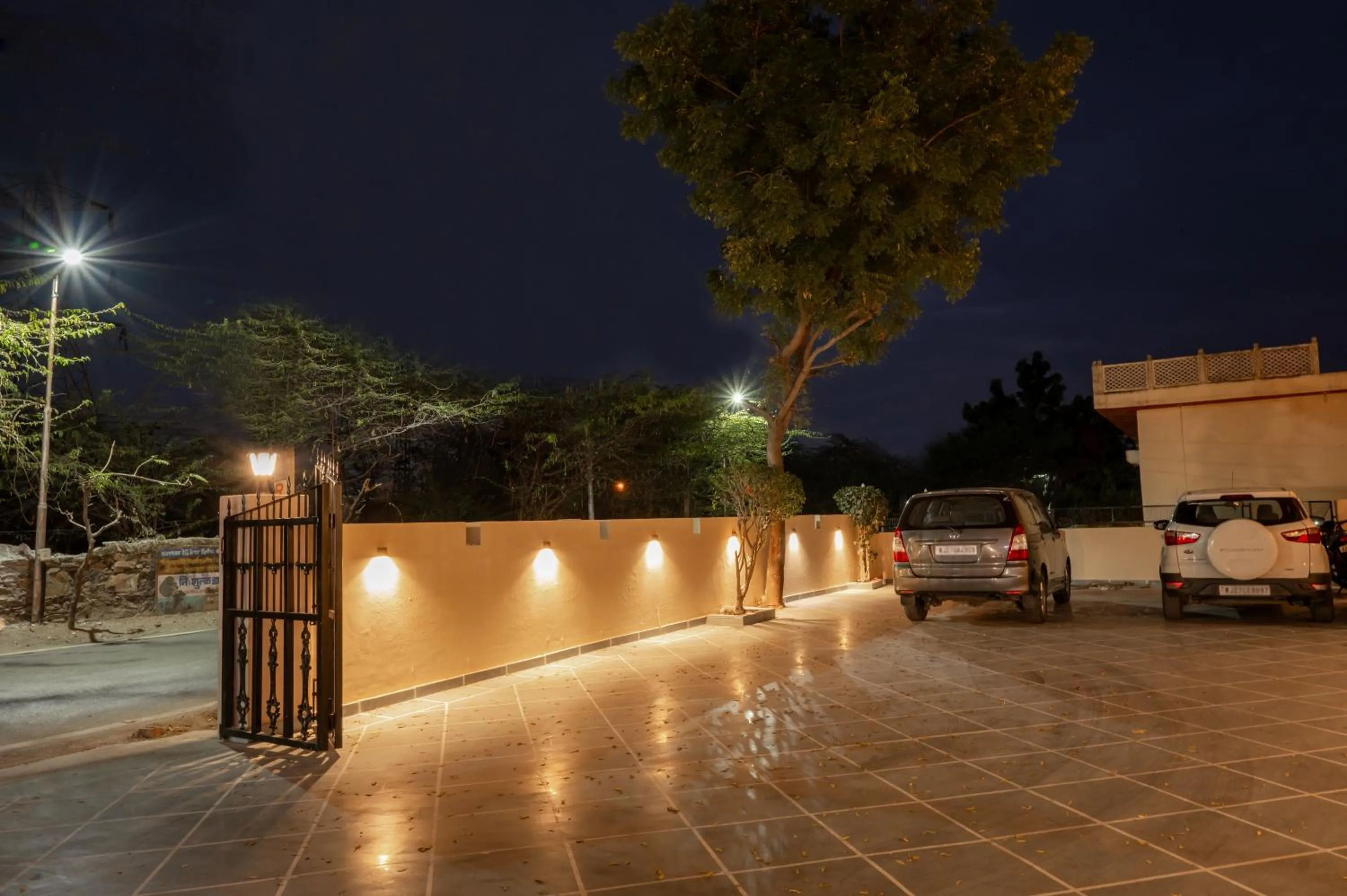 Parking in Hotel The Royal Courtyard