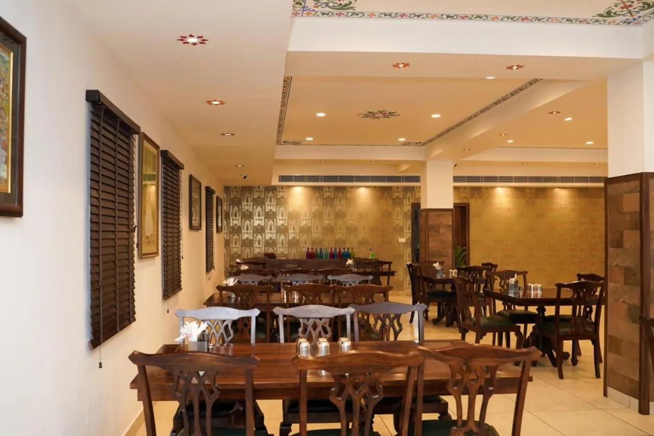 Restaurant/places to eat in Hotel The Royal Courtyard