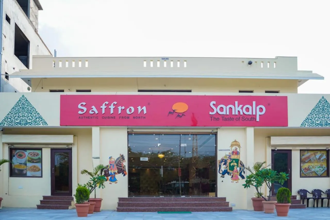 Restaurant/places to eat in Hotel The Royal Courtyard