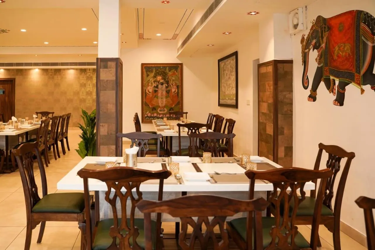 Restaurant/places to eat in Hotel The Royal Courtyard