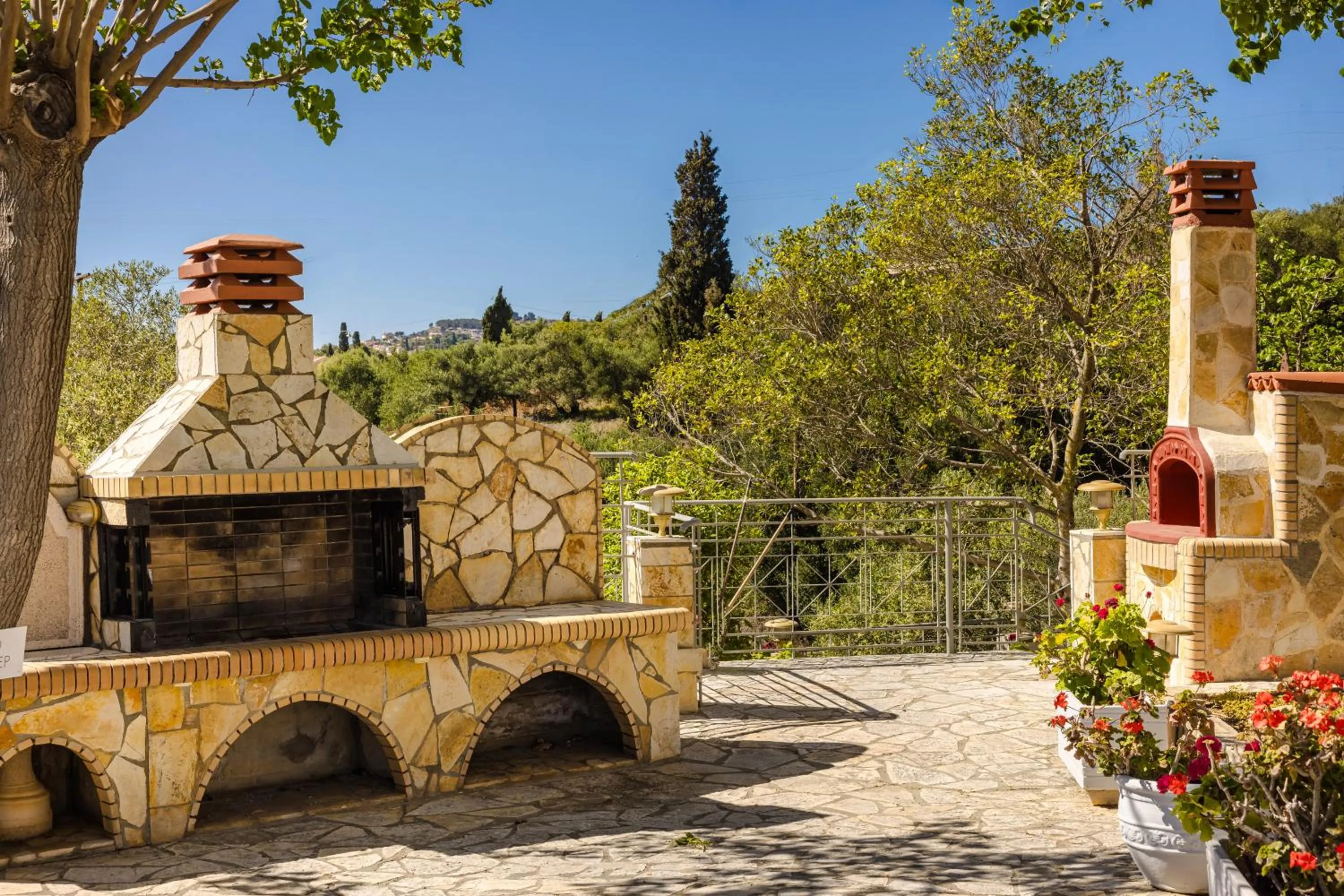 BBQ facilities in Costa Avithos