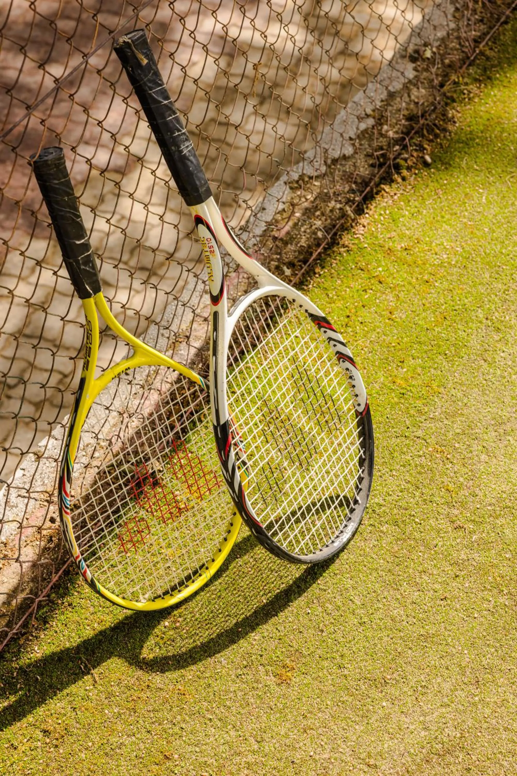 Tennis court in Costa Avithos