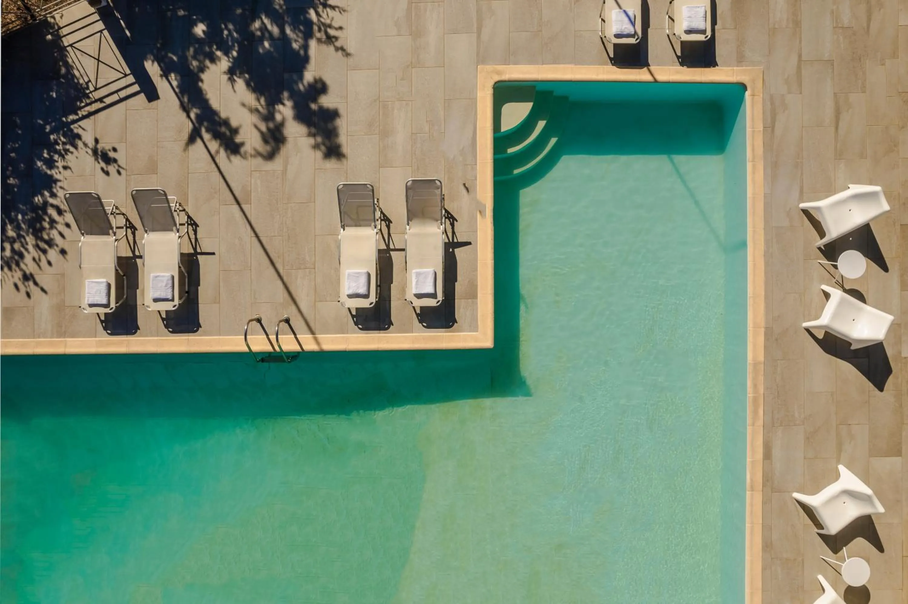 Swimming pool in Costa Avithos