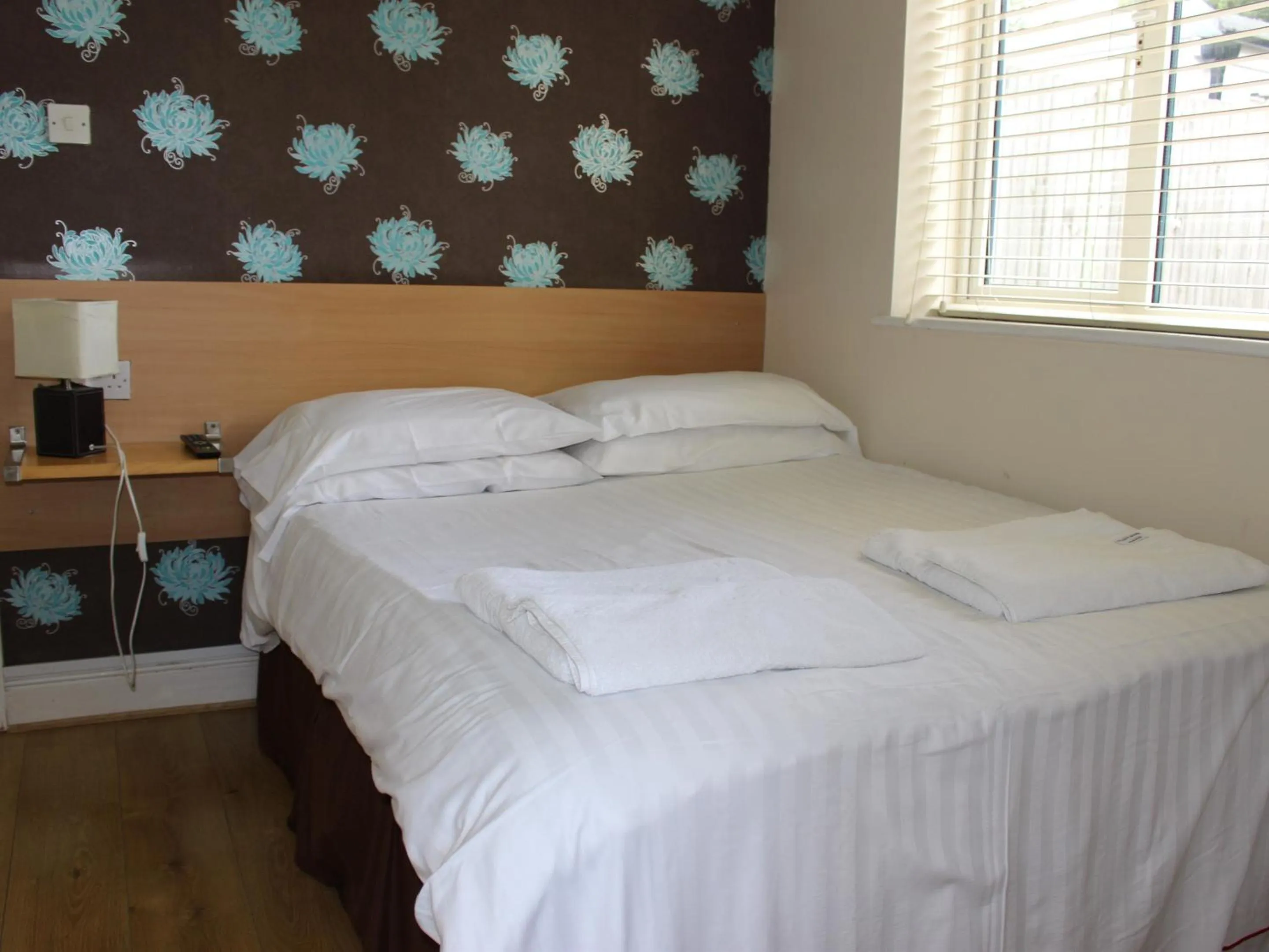 Bedroom, Bed in Debden Guest House
