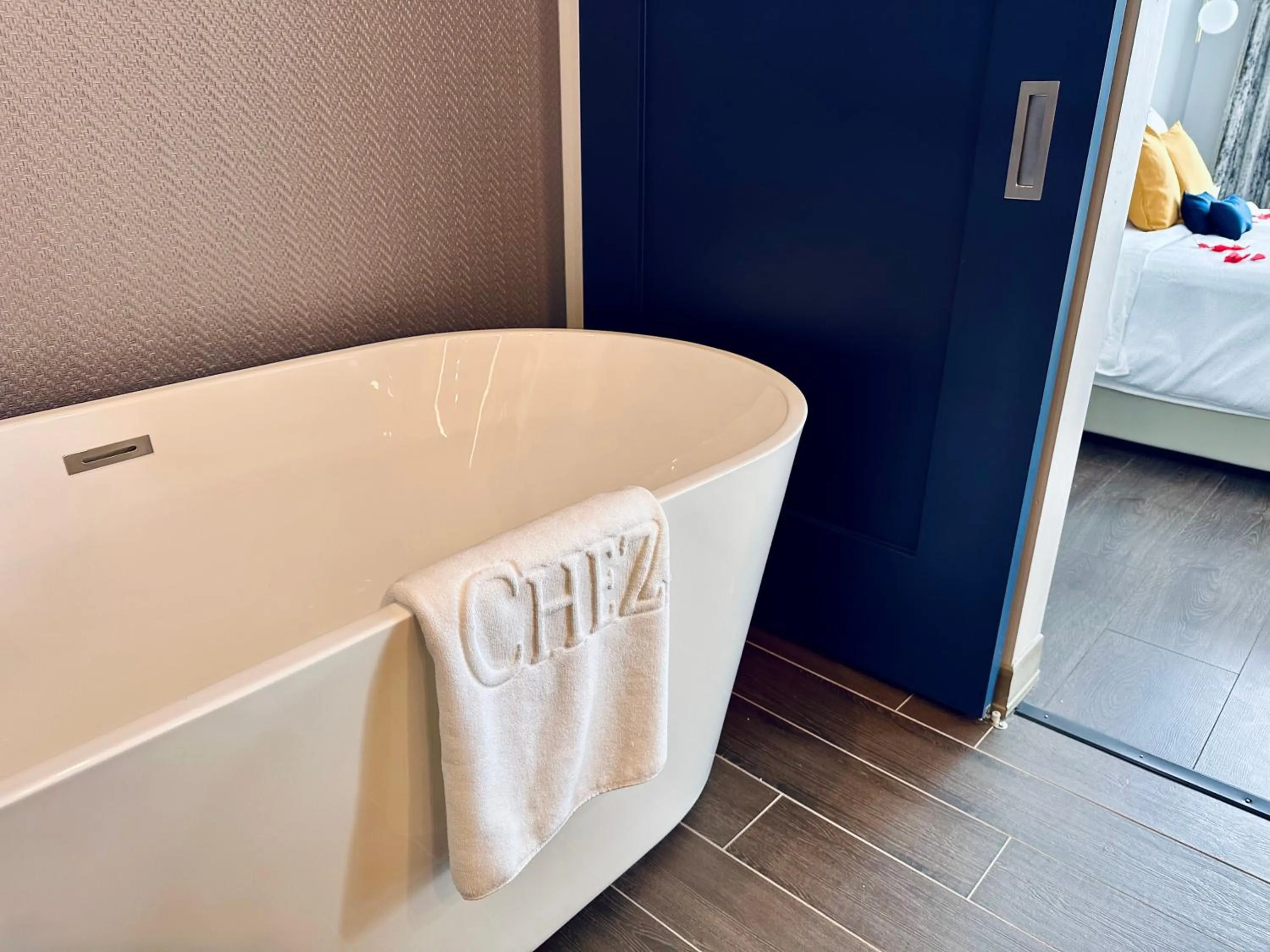 Bath, Bed in Chez Hotel