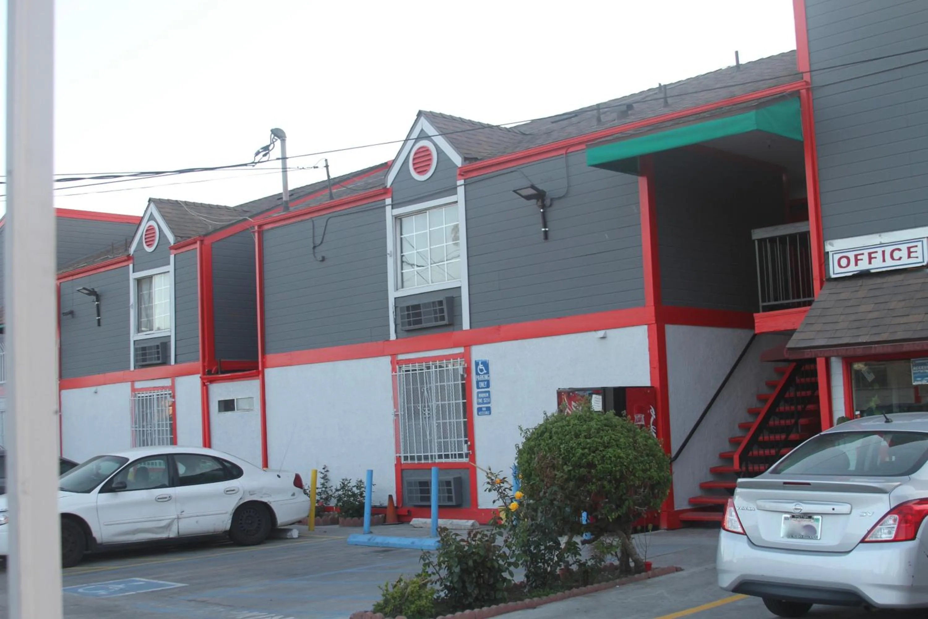 Property building in Broadway Inn Motel