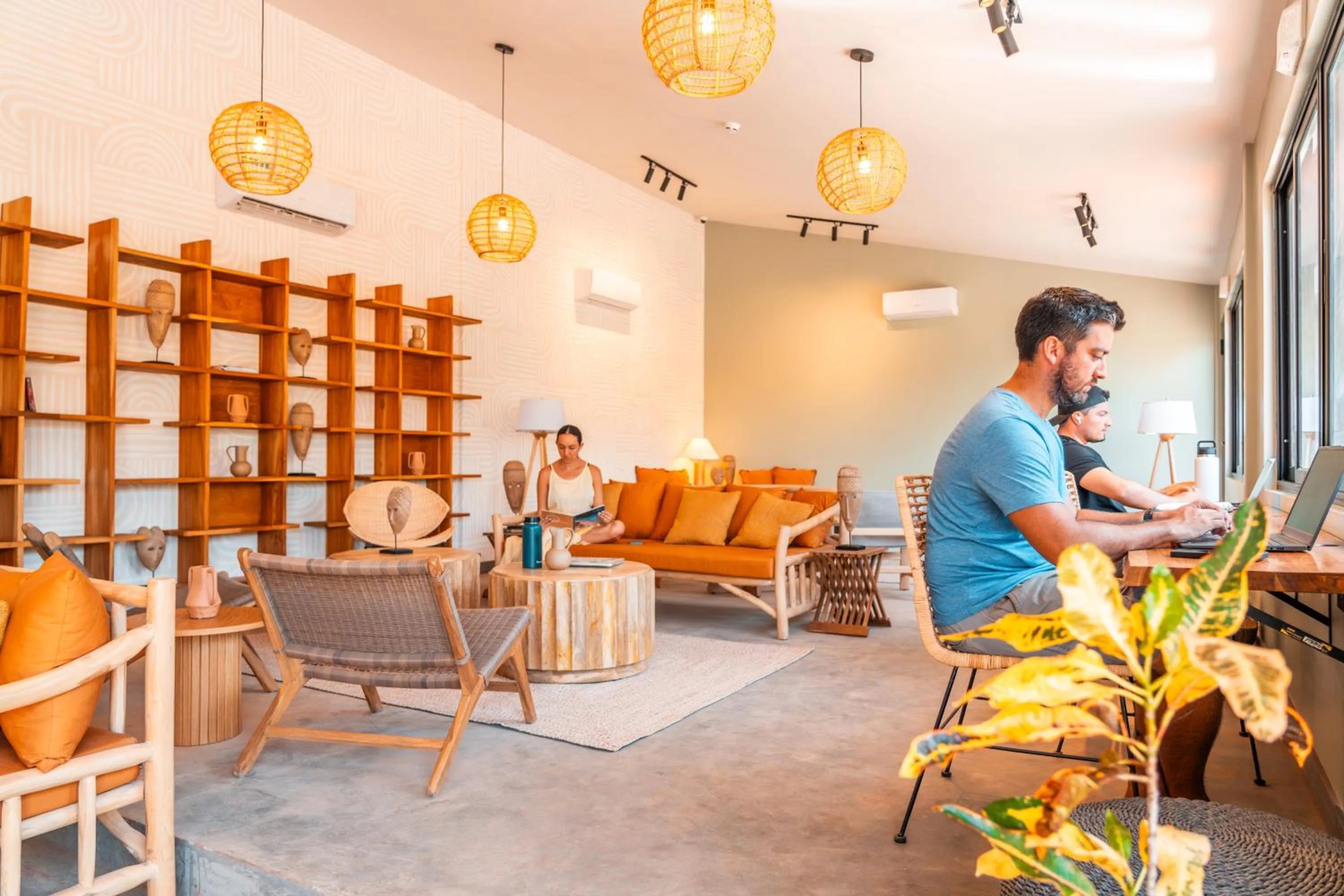 Communal lounge/ TV room in Bambuda Santa Catalina