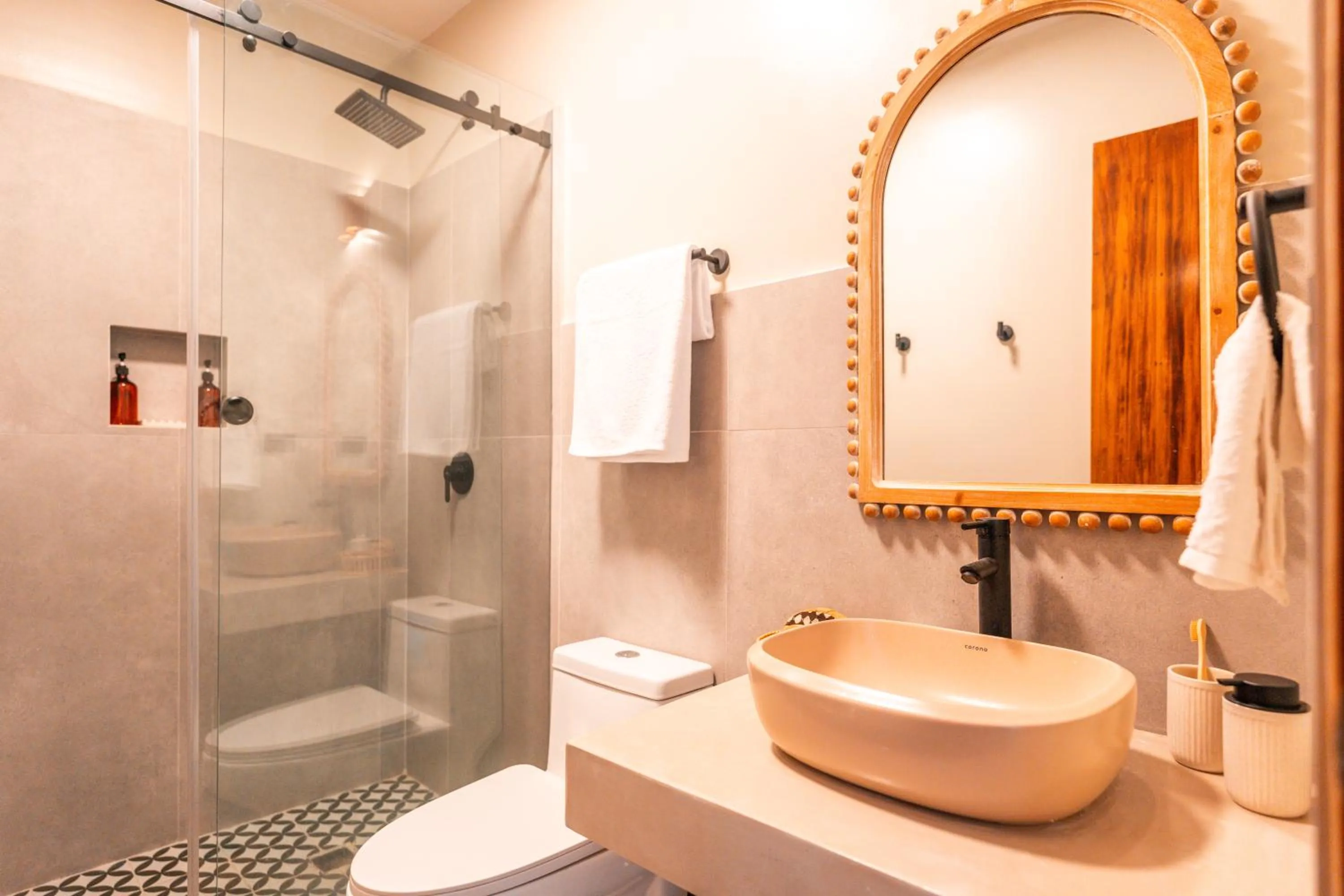 Shower in Bambuda Santa Catalina