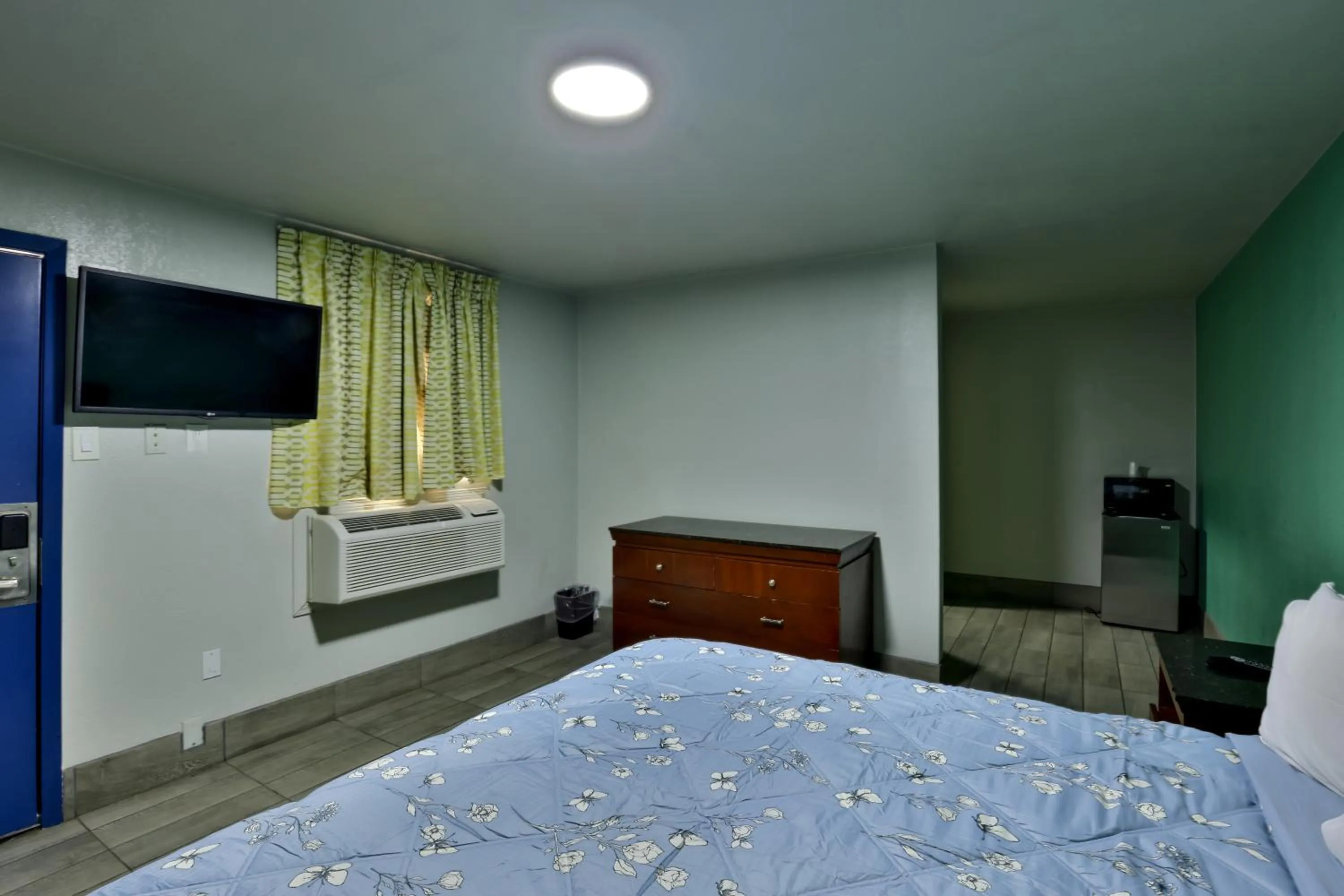 Bed in EL TEJAS MOTEL