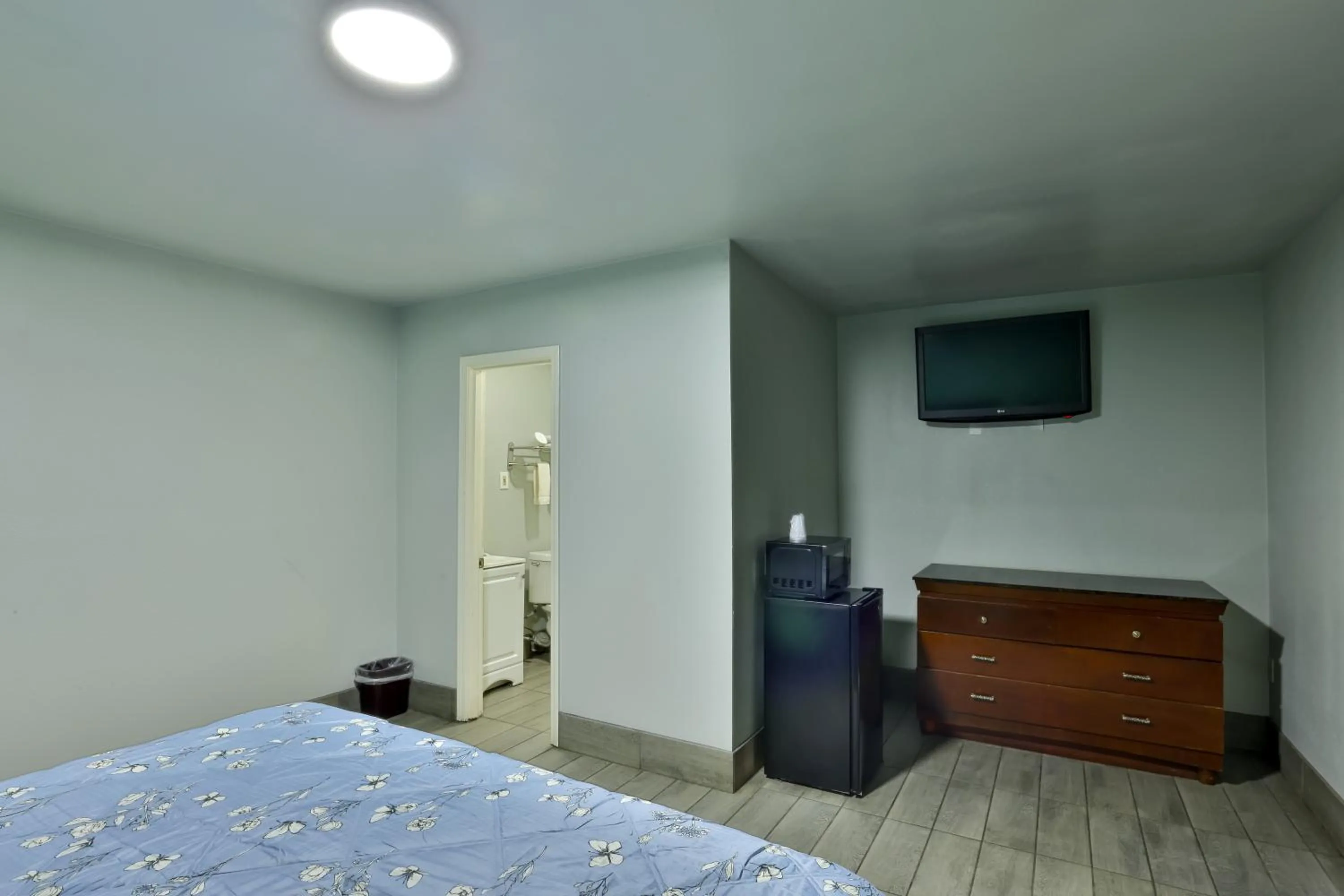 Bed in EL TEJAS MOTEL