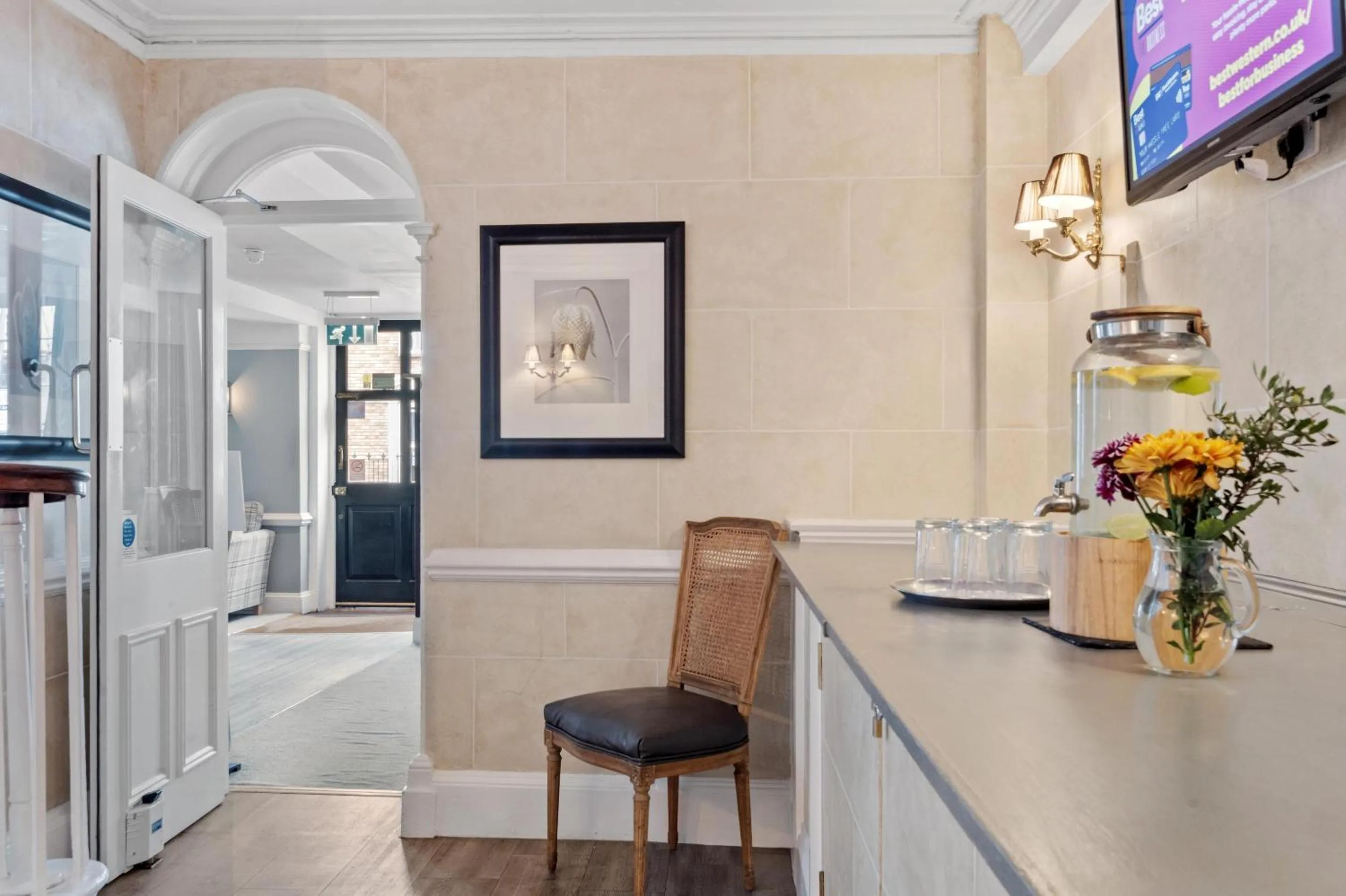 Lounge or bar in Sleeping Bear Hotels Dorchester