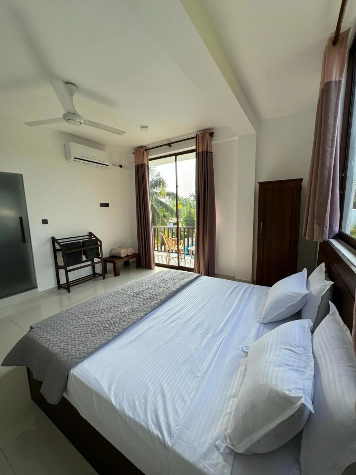 Bed in Shades Hotel & Villa