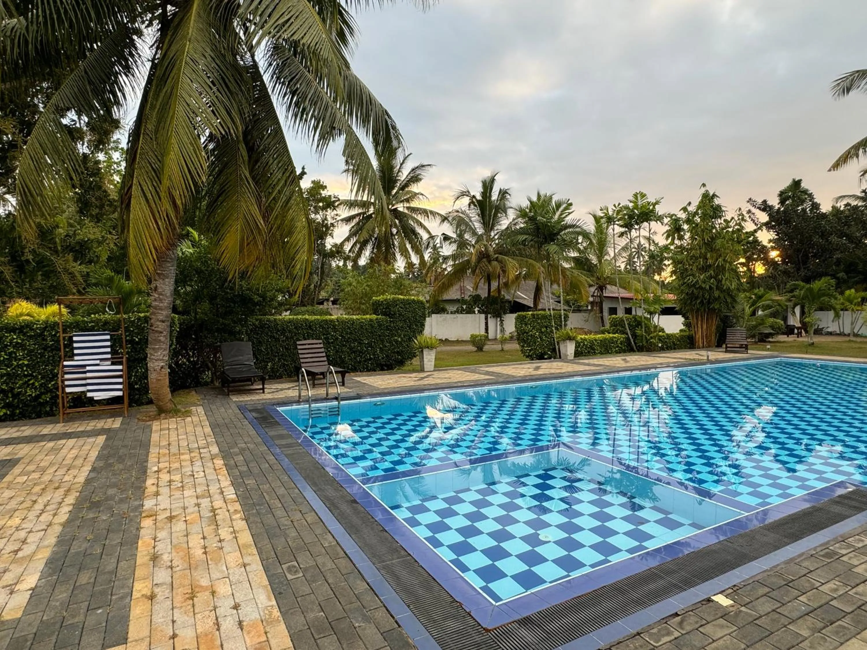 Day in Shades Hotel & Villa