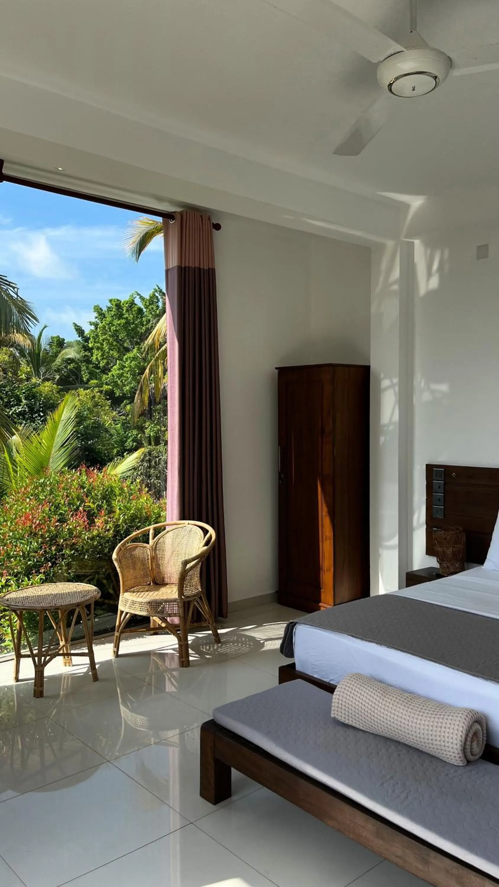 Bed in Shades Hotel & Villa