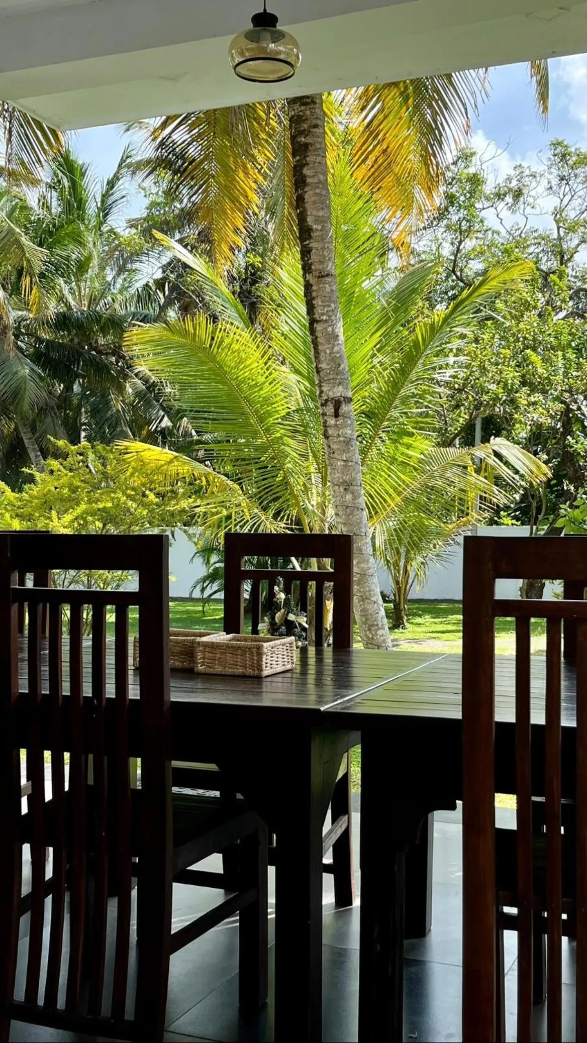 Restaurant/places to eat in Shades Hotel & Villa