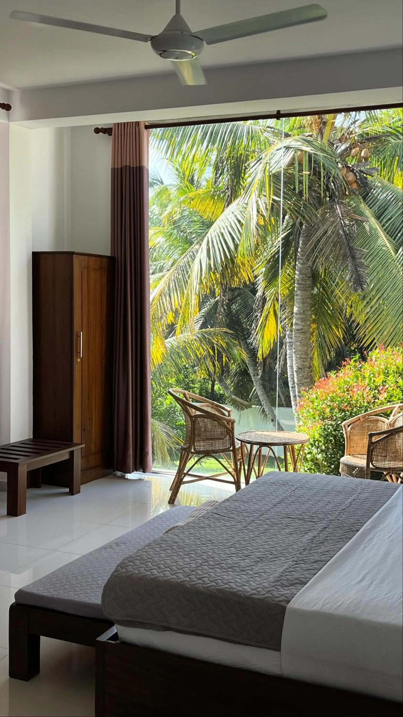 Bed in Shades Hotel & Villa