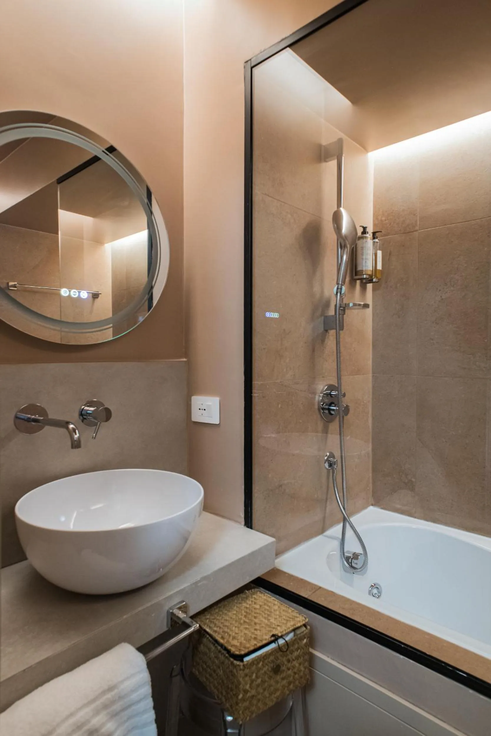 Shower in 163 BOUTIQUE HOTEL