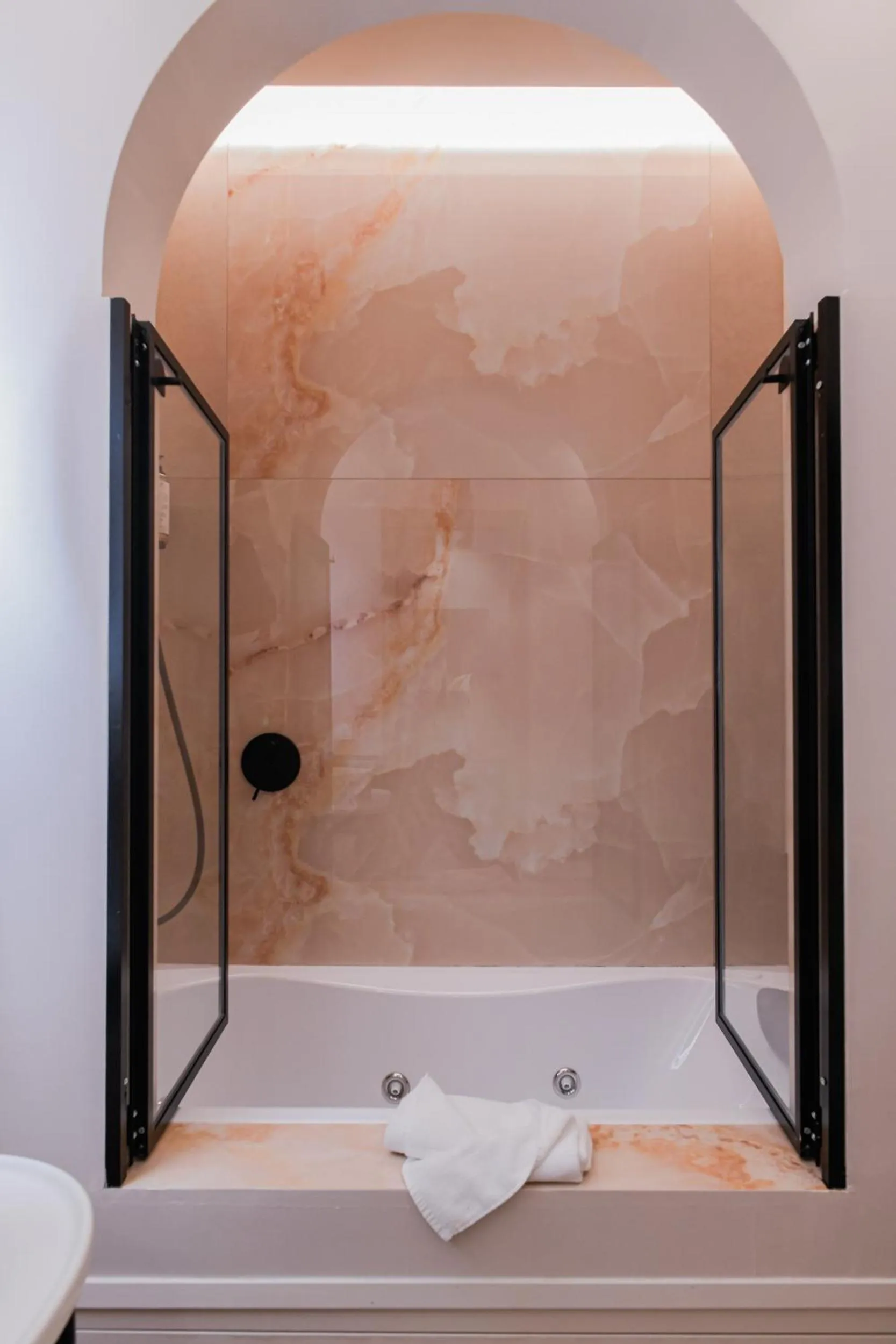 Shower in 163 BOUTIQUE HOTEL