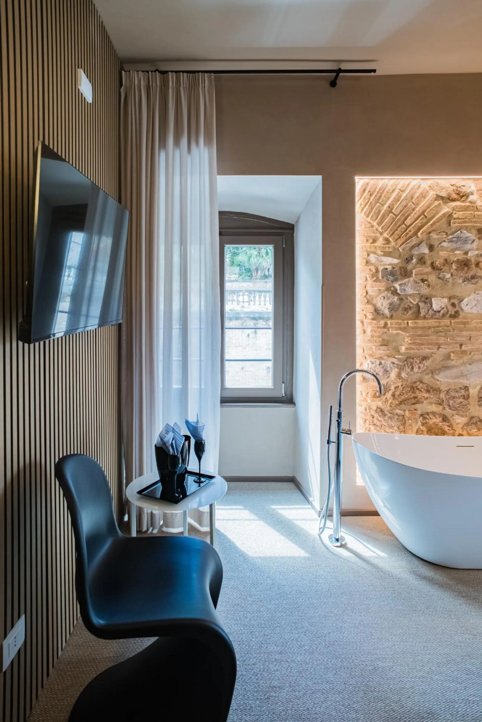 TV and multimedia in 163 BOUTIQUE HOTEL