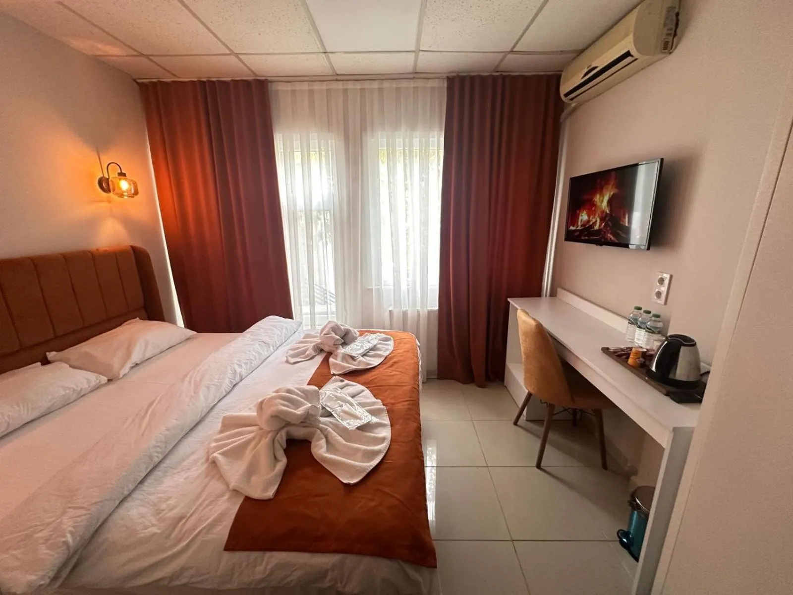 Photo of the whole room, Bed in Kadıköy Bull Hotel