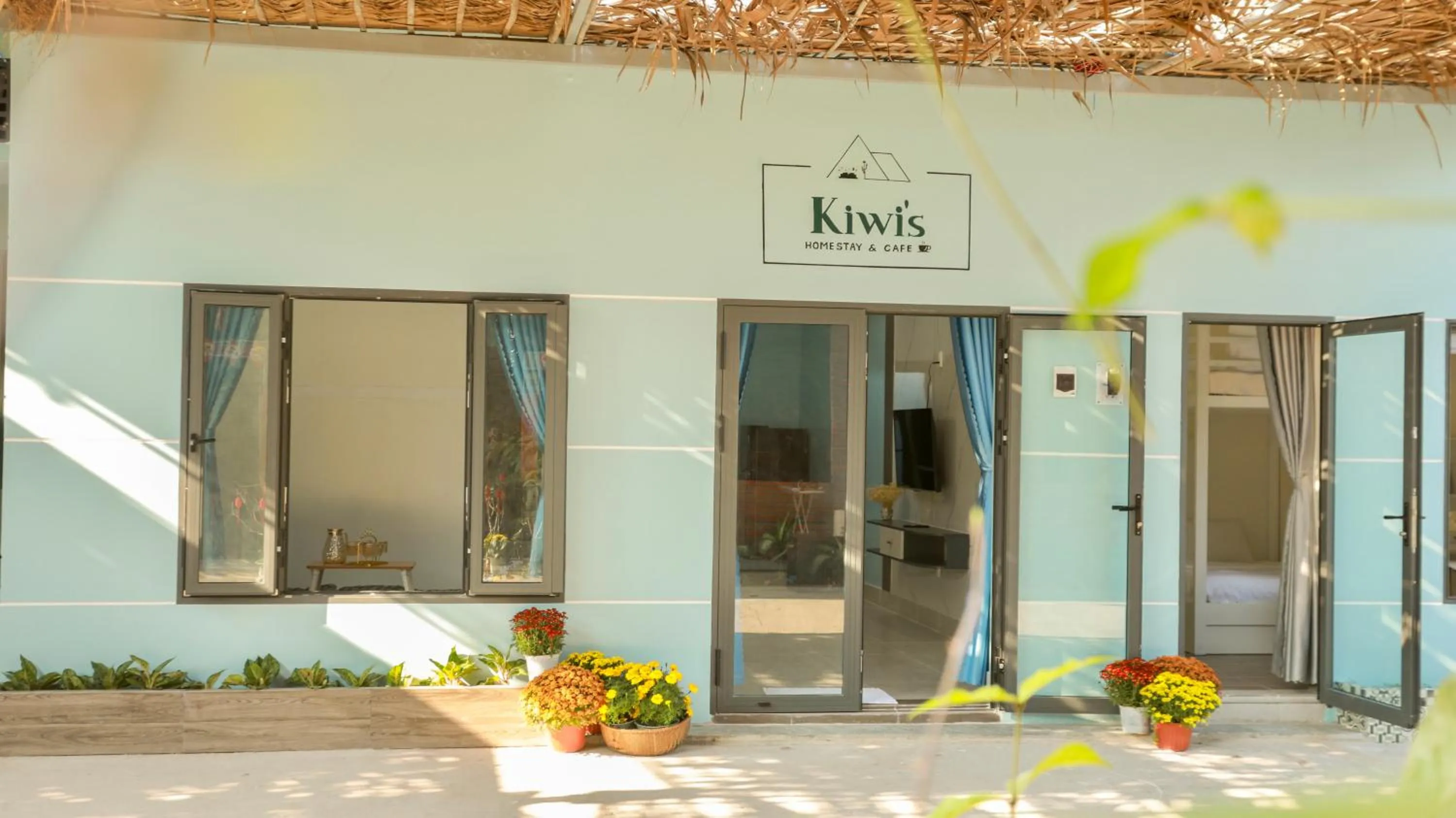 Facade/entrance in Kiwi's Homestay & Cafe