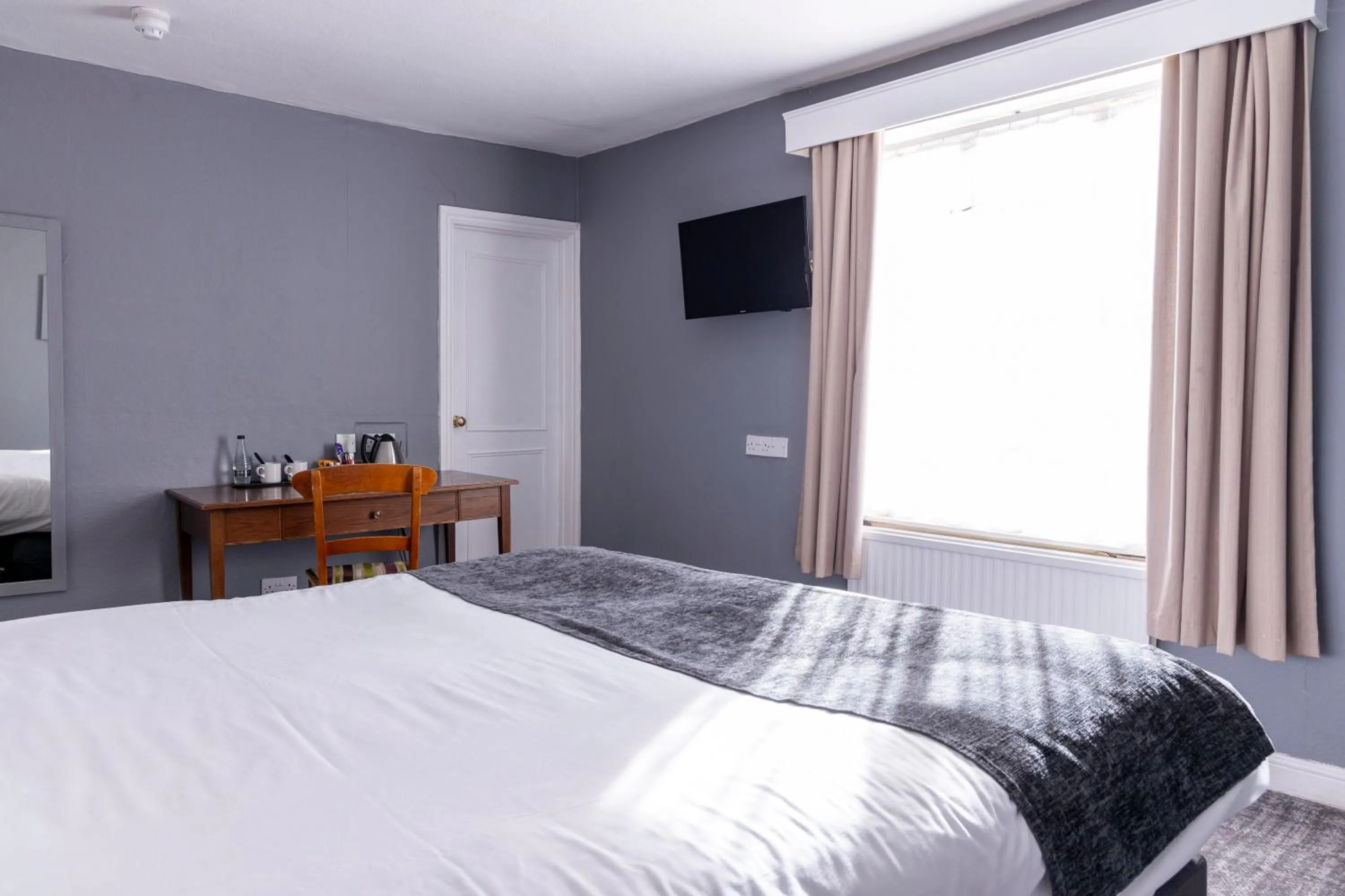 Bed in Cromwell Lodge Hotel by Greene King Inns