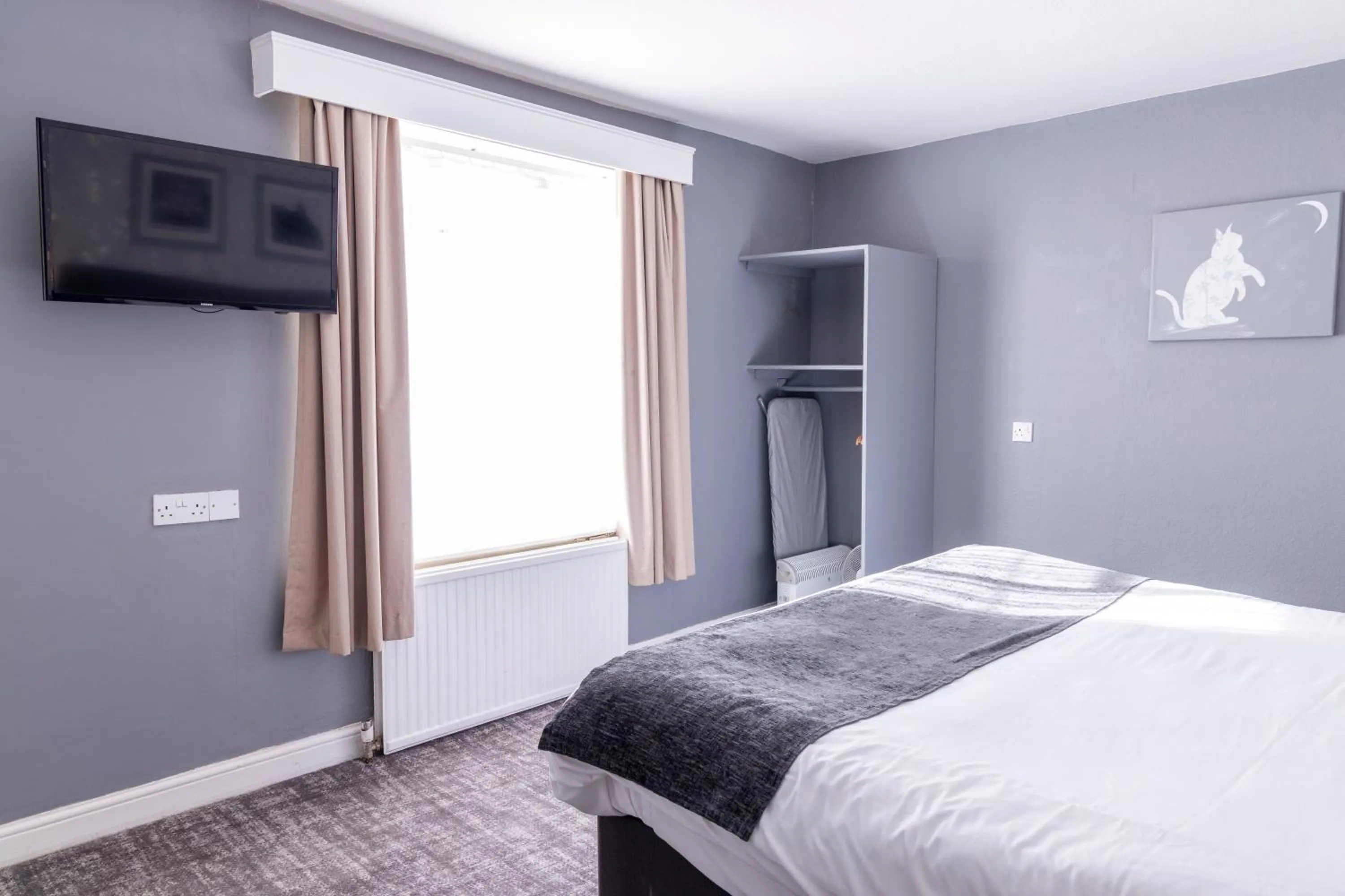 Bed in Cromwell Lodge Hotel by Greene King Inns