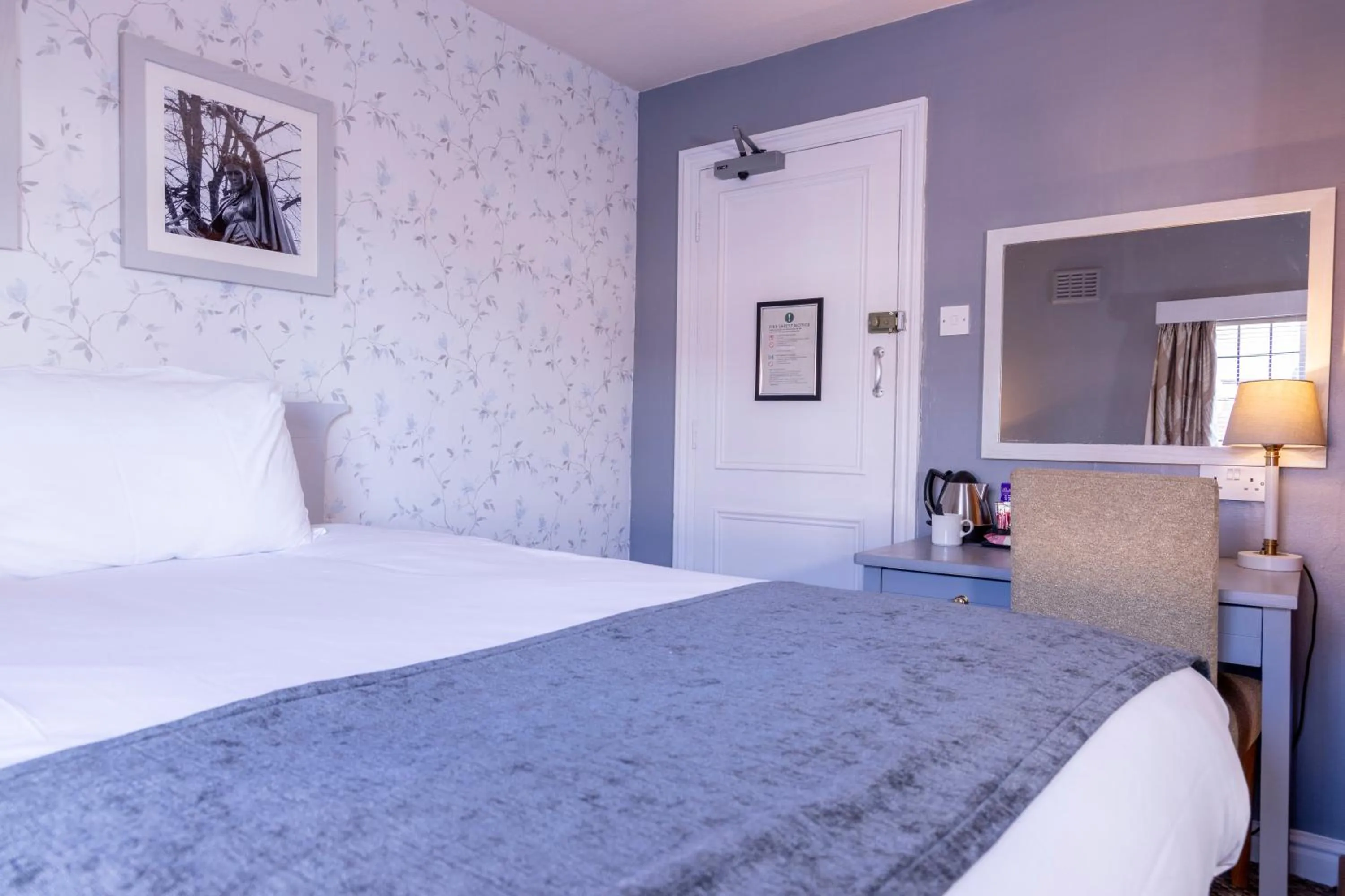 Bed in Cromwell Lodge Hotel by Greene King Inns